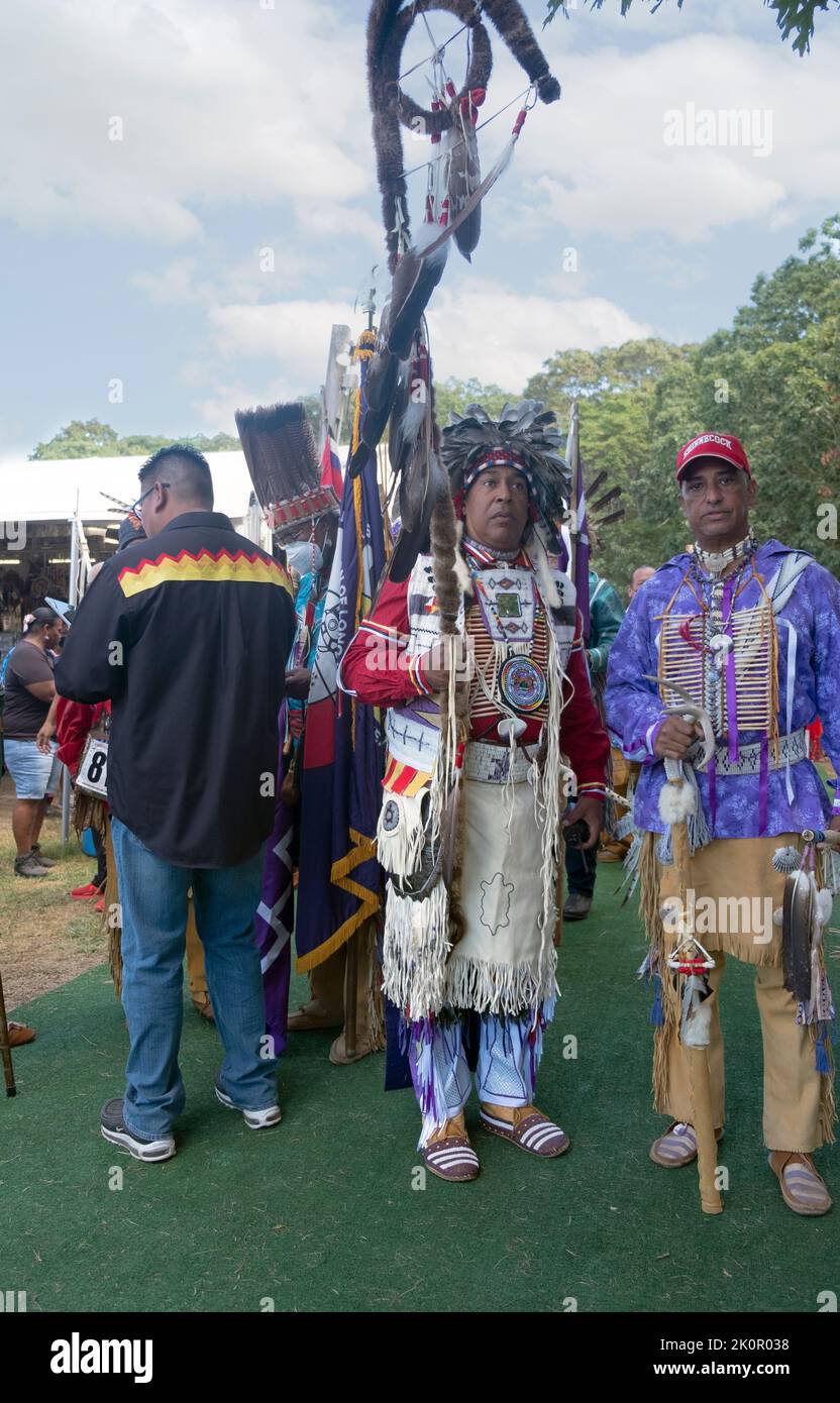 Il Presidente di Shinnecock Bryan Polite (al centro) alla Powwow 2022 a Southampton, Long Island, New York. Foto Stock
