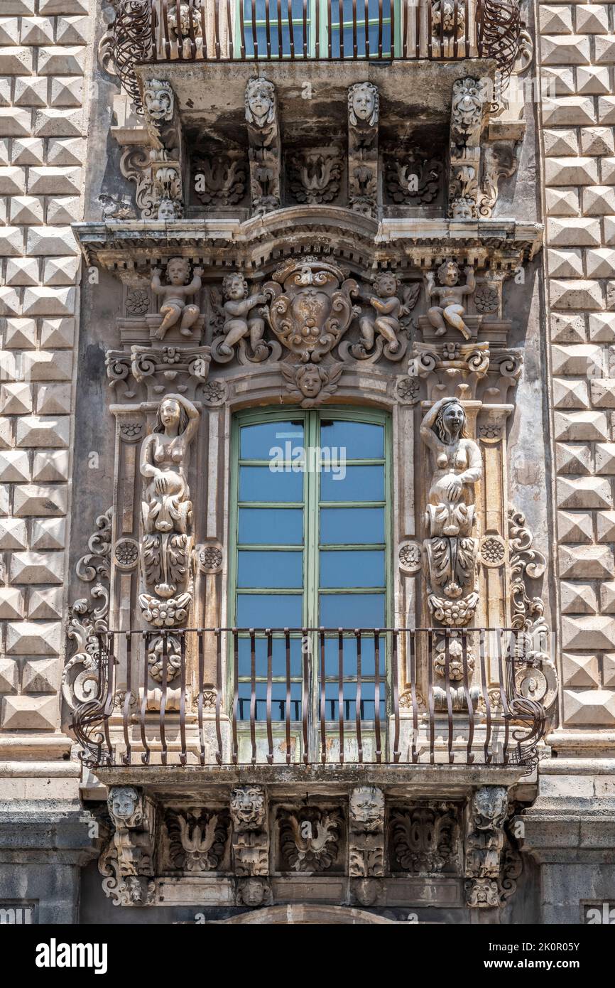 La facciata barocca dell'ex Monastero di San Nicolò l'Arena, Catania, Sicilia. Attualmente detiene il Dipartimento di Scienze umanistiche dell'Università Foto Stock
