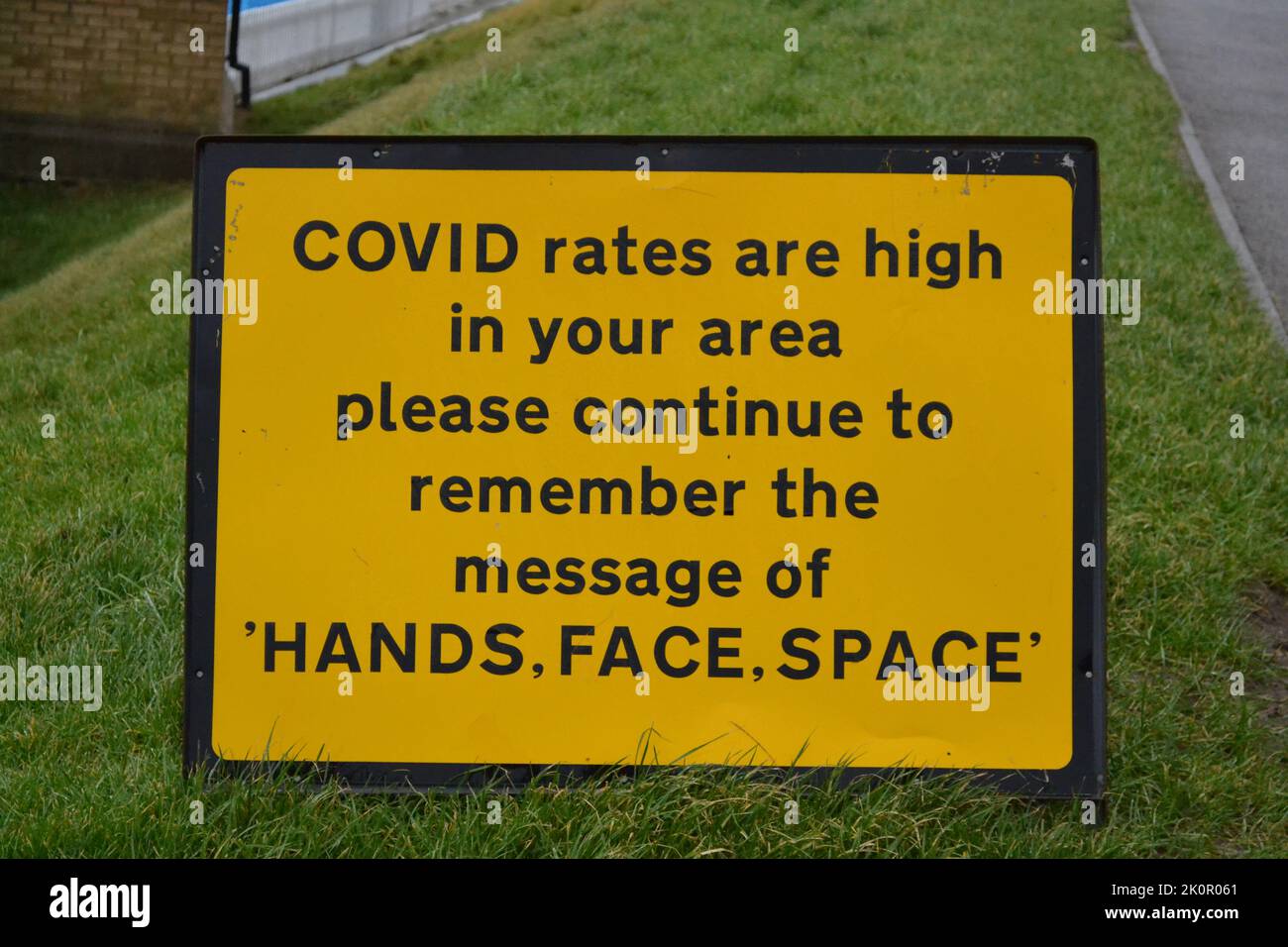 Yellow Coronavirus informazioni Road Sign - Public Information durante Covid 19 volte in A Seaside Town - Filey - North Yorkshire UK Foto Stock
