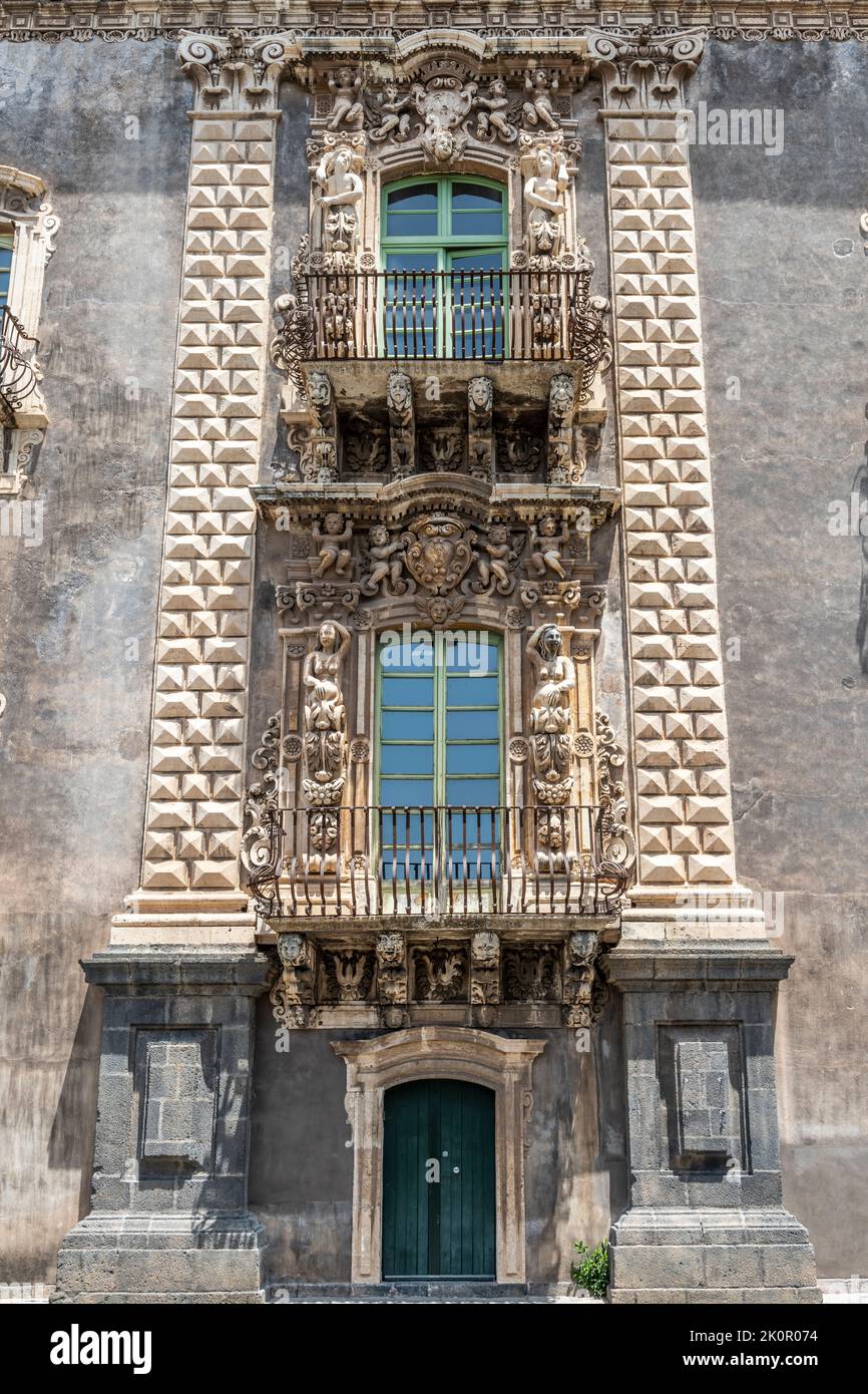 La facciata barocca dell'ex Monastero di San Nicolò l'Arena, Catania, Sicilia. Attualmente detiene il Dipartimento di Scienze umanistiche dell'Università Foto Stock