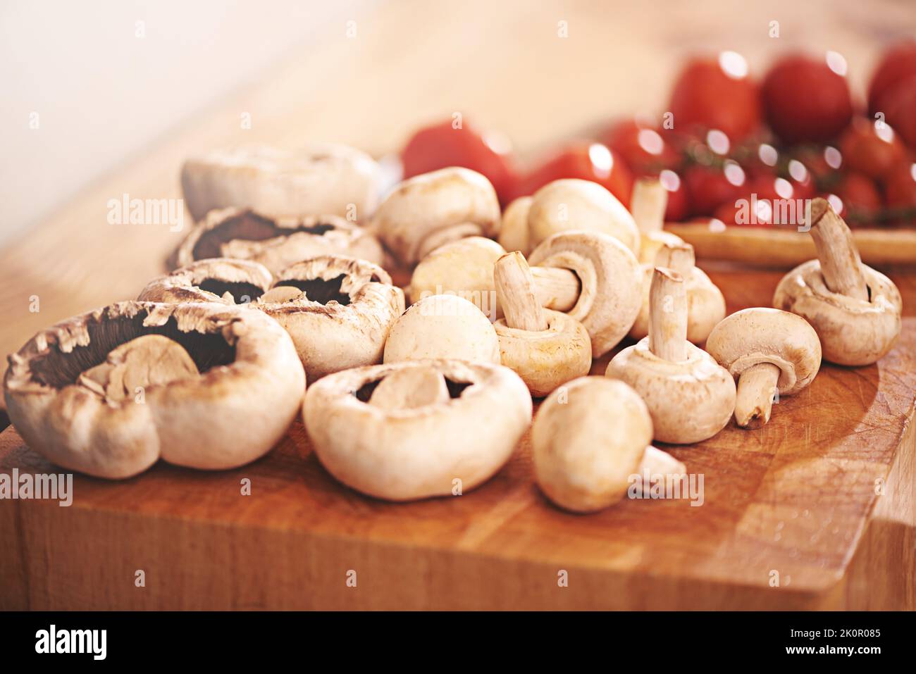 I makings di un pasto fungo. Funghi su un tavolo da cucina. Foto Stock I makings di un pasto fungo. Funghi su un tavolo da cucina. Foto Stock