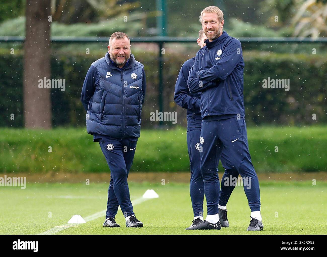 Graham Potter (centro), direttore di Chelsea, con l'assistente Billy Reid (centro) e Anthony Barry durante una sessione di allenamento al Cobham Training Centre, Surrey. Data immagine: Martedì 13 settembre 2022. Foto Stock