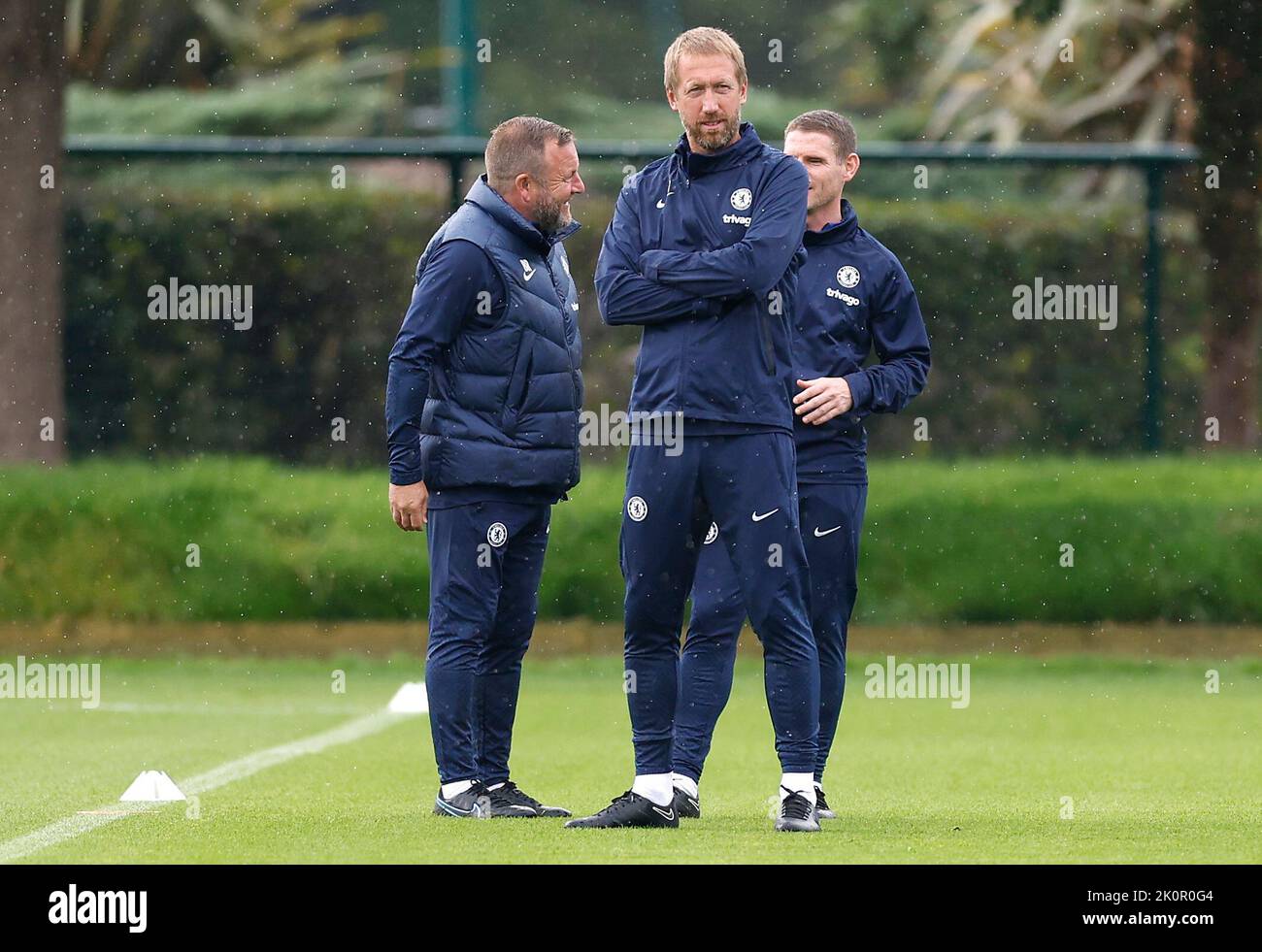 Graham Potter (centro), direttore di Chelsea, con l'assistente Billy Reid (centro) e Anthony Barry durante una sessione di allenamento al Cobham Training Centre, Surrey. Data immagine: Martedì 13 settembre 2022. Foto Stock