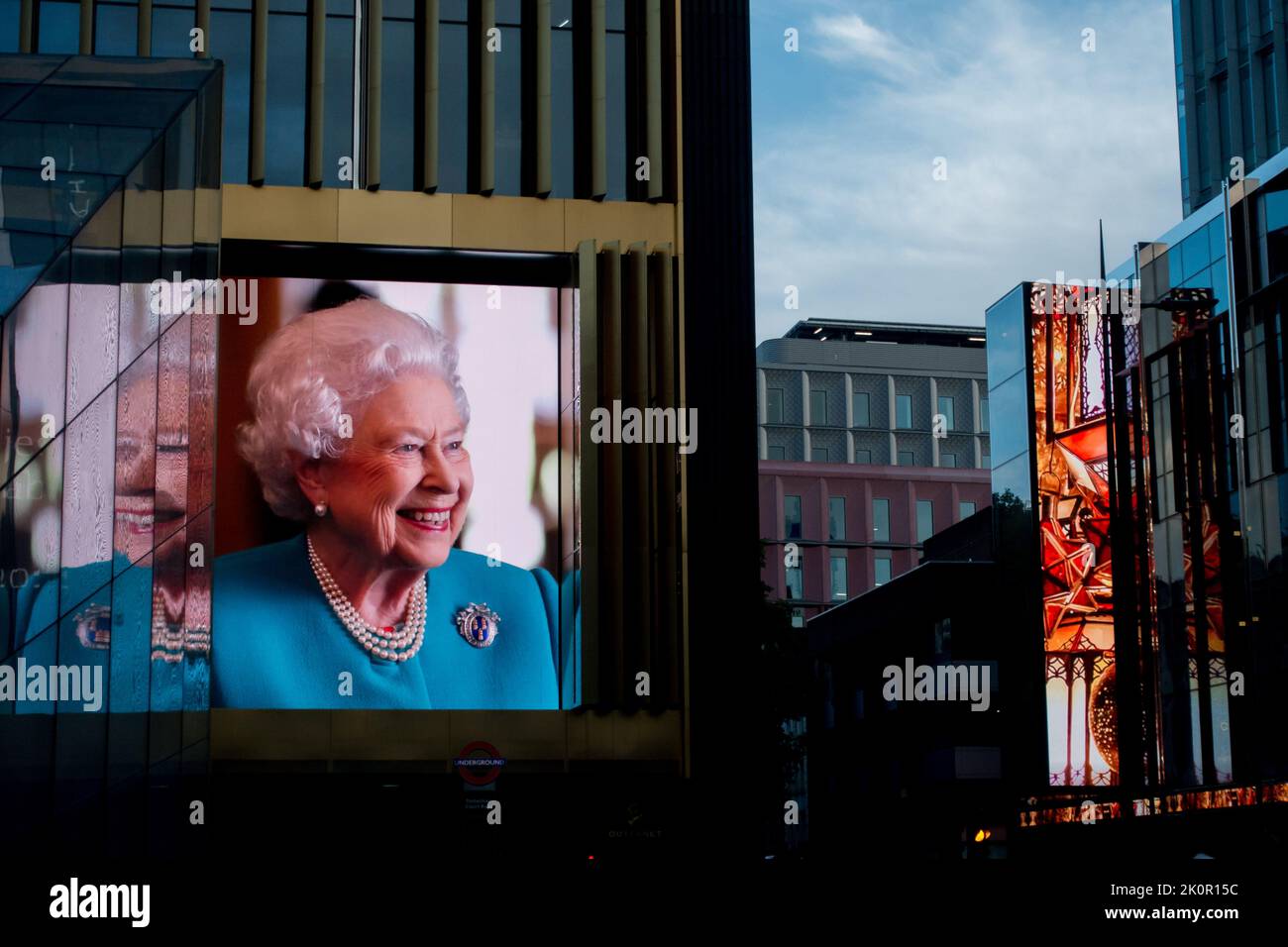 I cartelloni annunciano la morte della Regina Elisabetta II nel West End di Londra, settembre 8,2022 Foto Stock