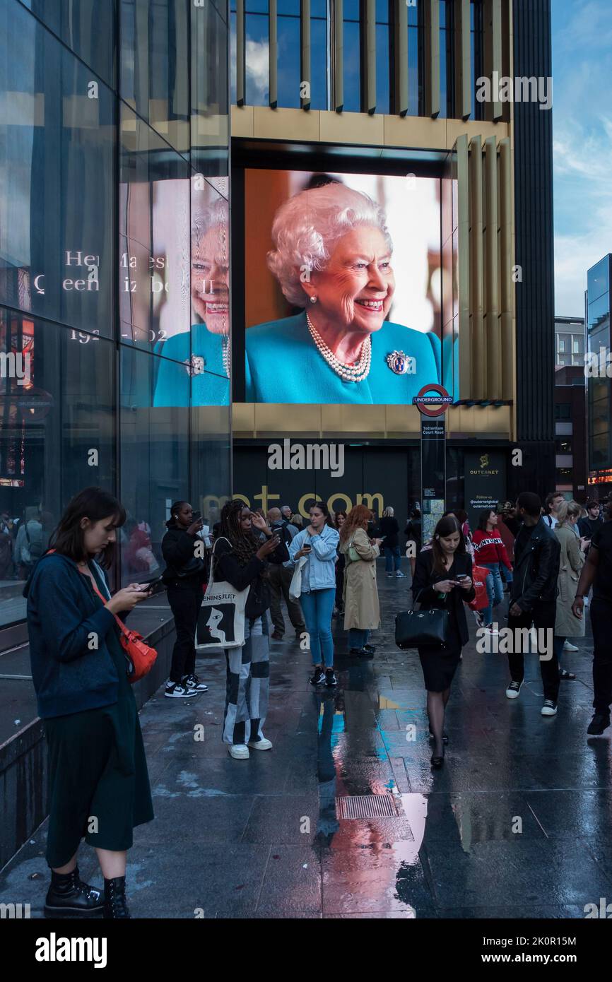 I cartelloni annunciano la morte della Regina Elisabetta II nel West End di Londra, settembre 8,2022 Foto Stock