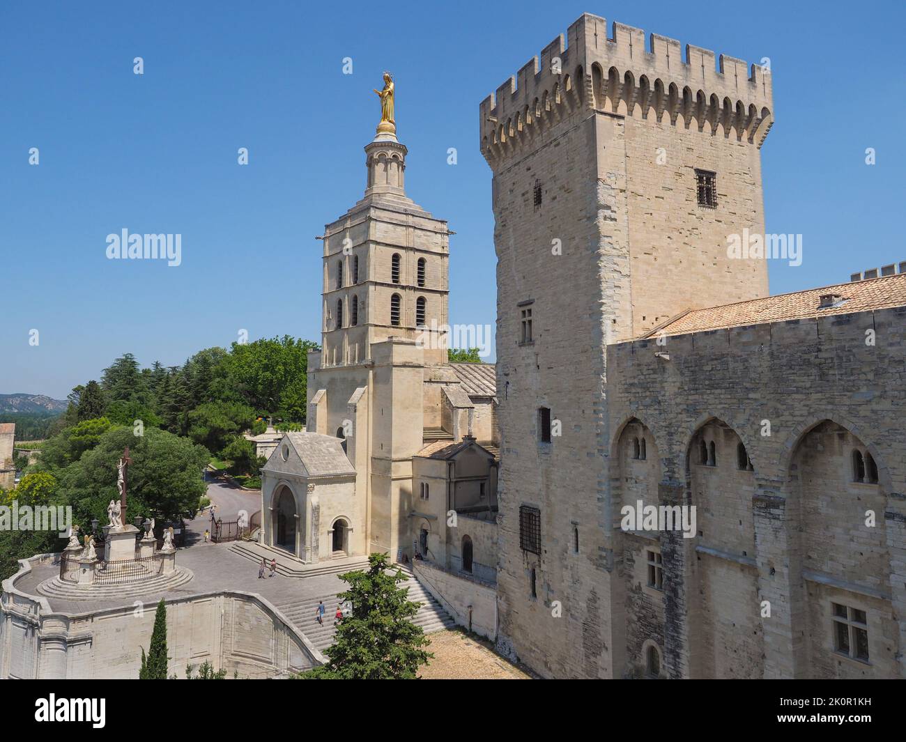 Cattedrale di Avignone con una statua dorata della Vergine Maria in cima accanto al famoso palazzo papale in Francia. Foto Stock