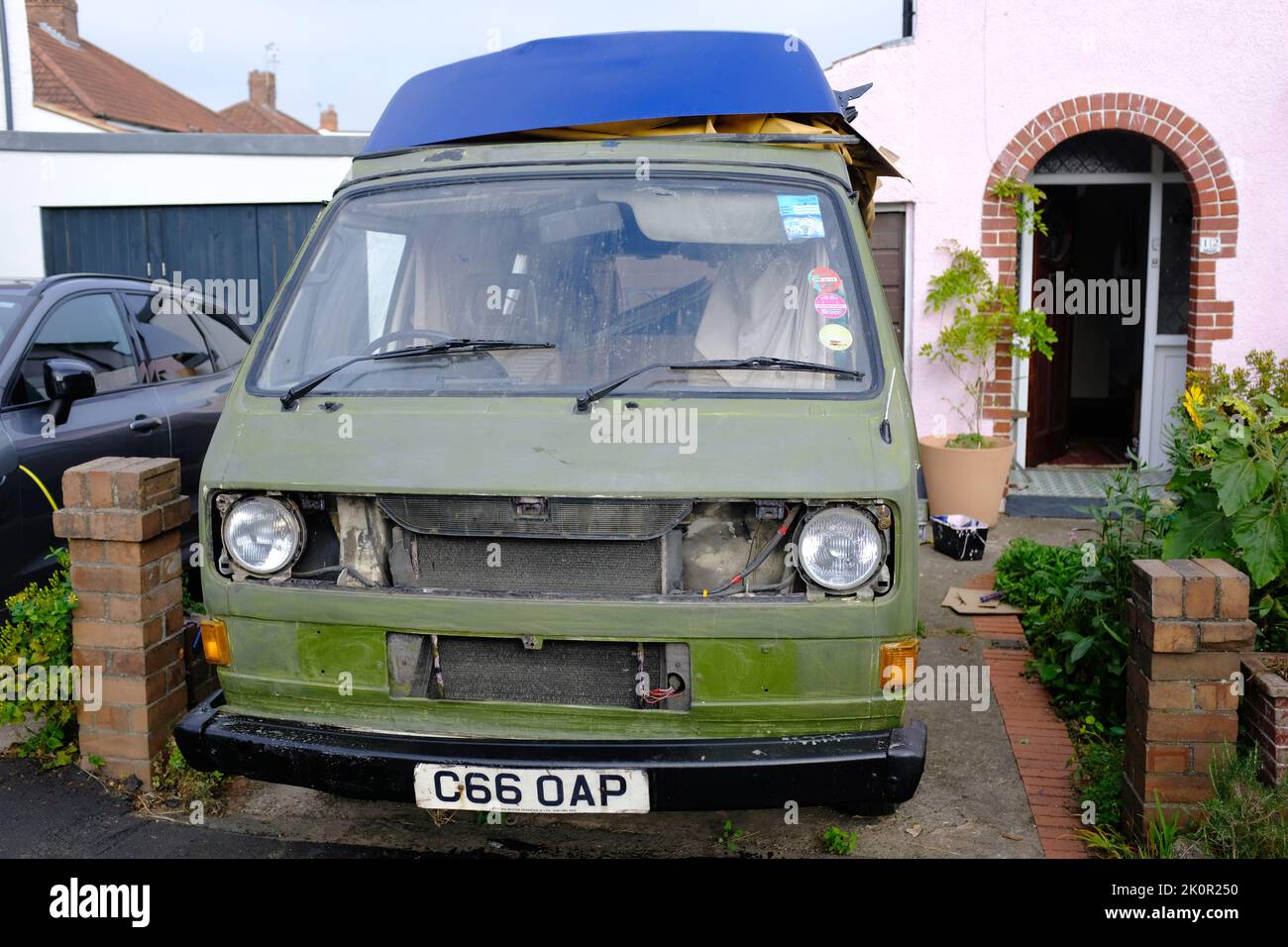 Un camper all'inizio della verniciatura a mano. Foto Stock