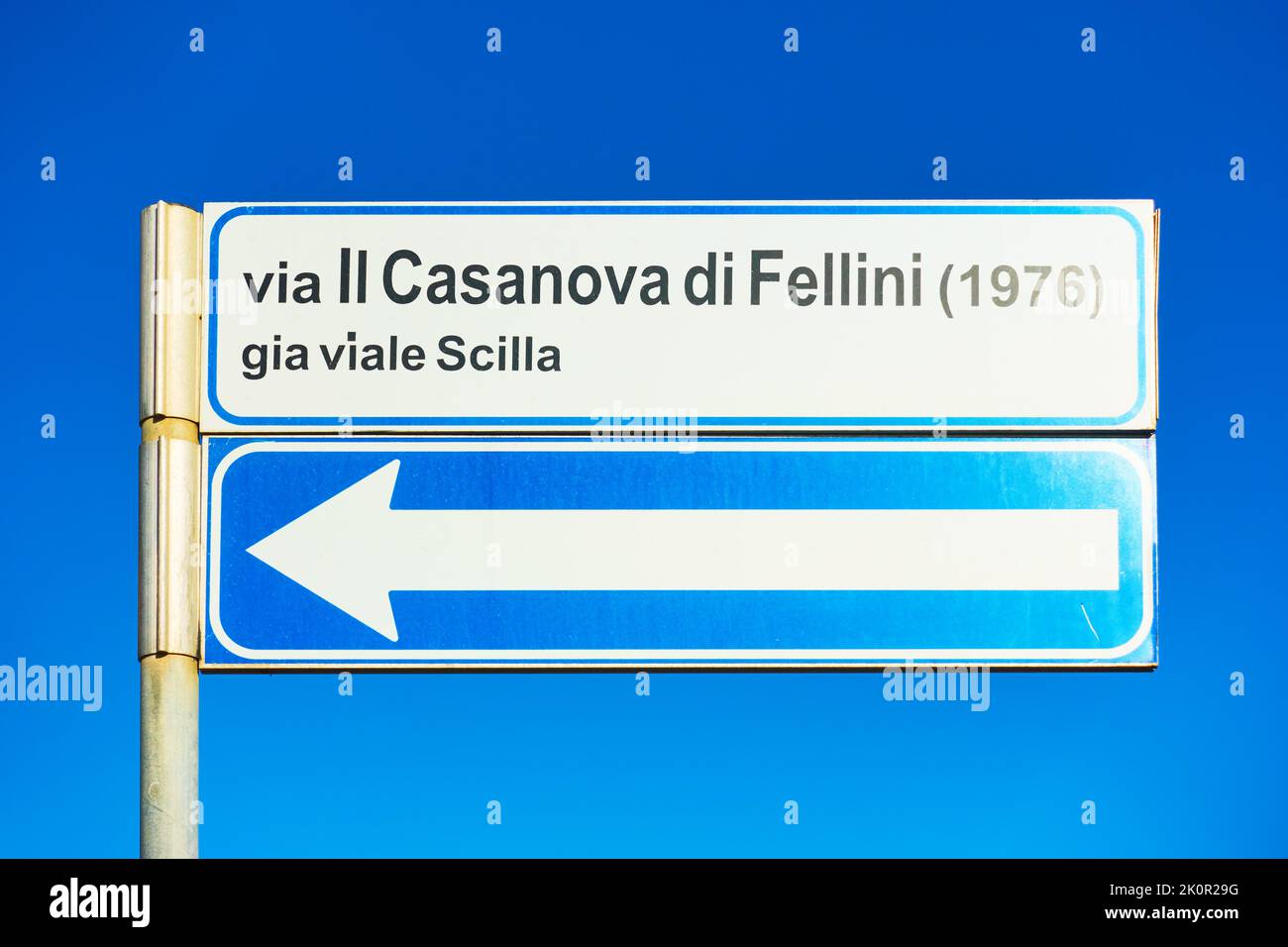 Rimini, Italia - 26 febbraio 2020: Segno di strada a Rimini che prende il nome dal cineasta (Casanova di Fellini) del famoso regista e schermo italiano Foto Stock