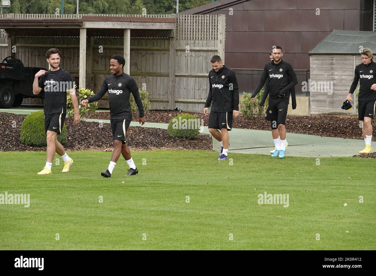 Cobham, Surrey, Regno Unito. 13th Set, 2022. Chilwell, Sterling, Kovacic Ziyech e Gallagher, escono alla base di allenamento di Chelsea Football ClubÕs - Cobham, per la partita della Champions League a Stamford Bridge il 14th settembre, contro il FC Salzburg Credit: Motofoto/Alamy Live News Foto Stock