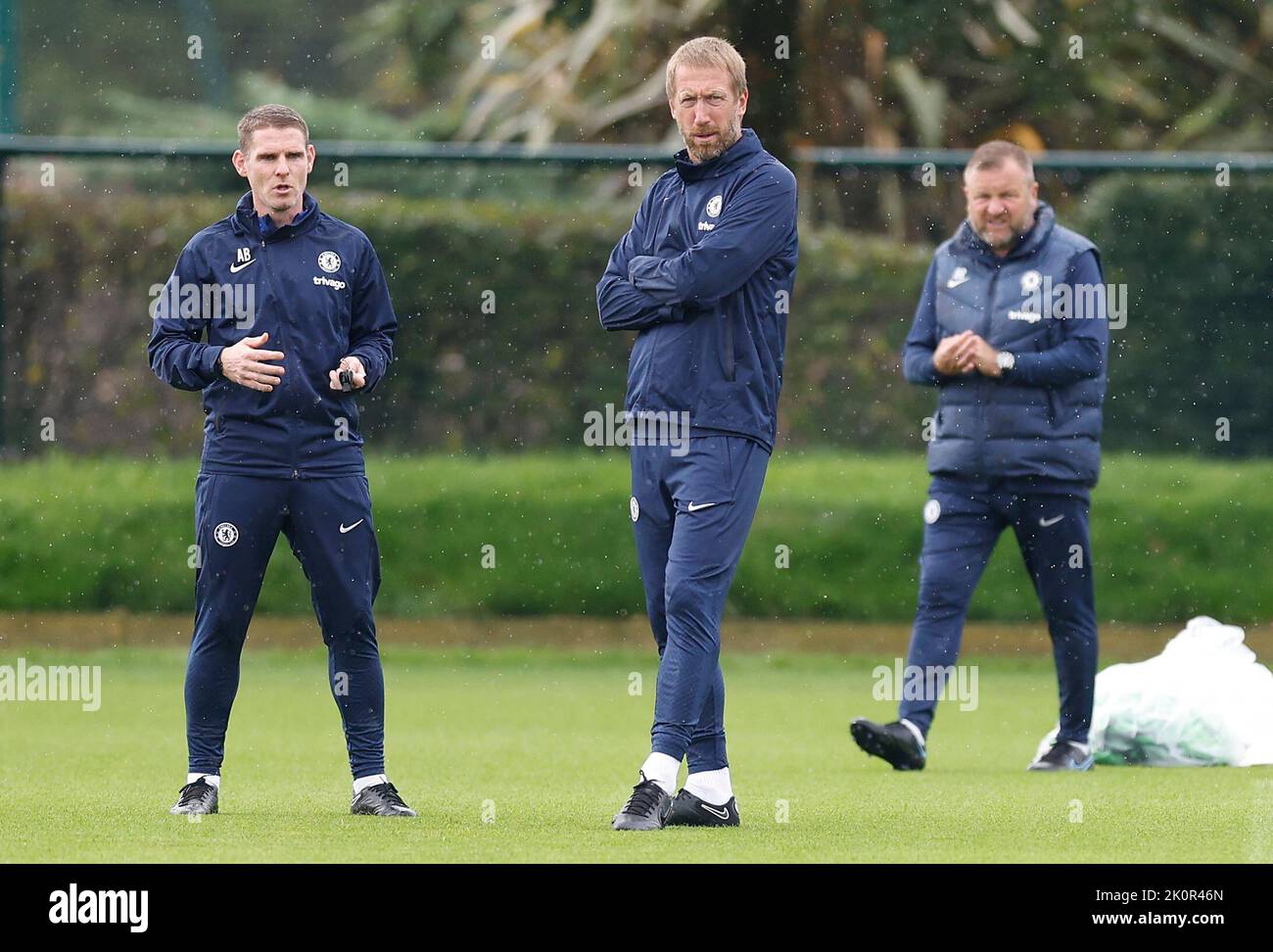 Graham Potter, direttore del Chelsea (al centro), con l'assistente Anthony Barry (a sinistra) e Billy Reid durante una sessione di allenamento al Cobham Training Centre, Surrey. Data immagine: Martedì 13 settembre 2022. Foto Stock
