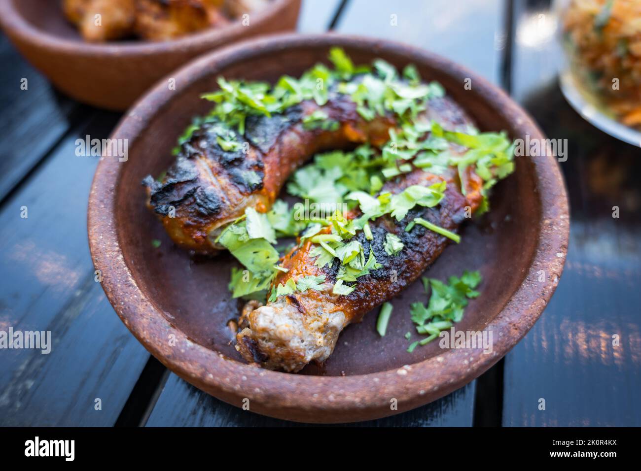 Kupati, tradizionale piatto georgiano con salsiccia fatta in casa sulla tradizionale pentola di argilla georgiana. Cucina tradizionale della Georgia Foto Stock