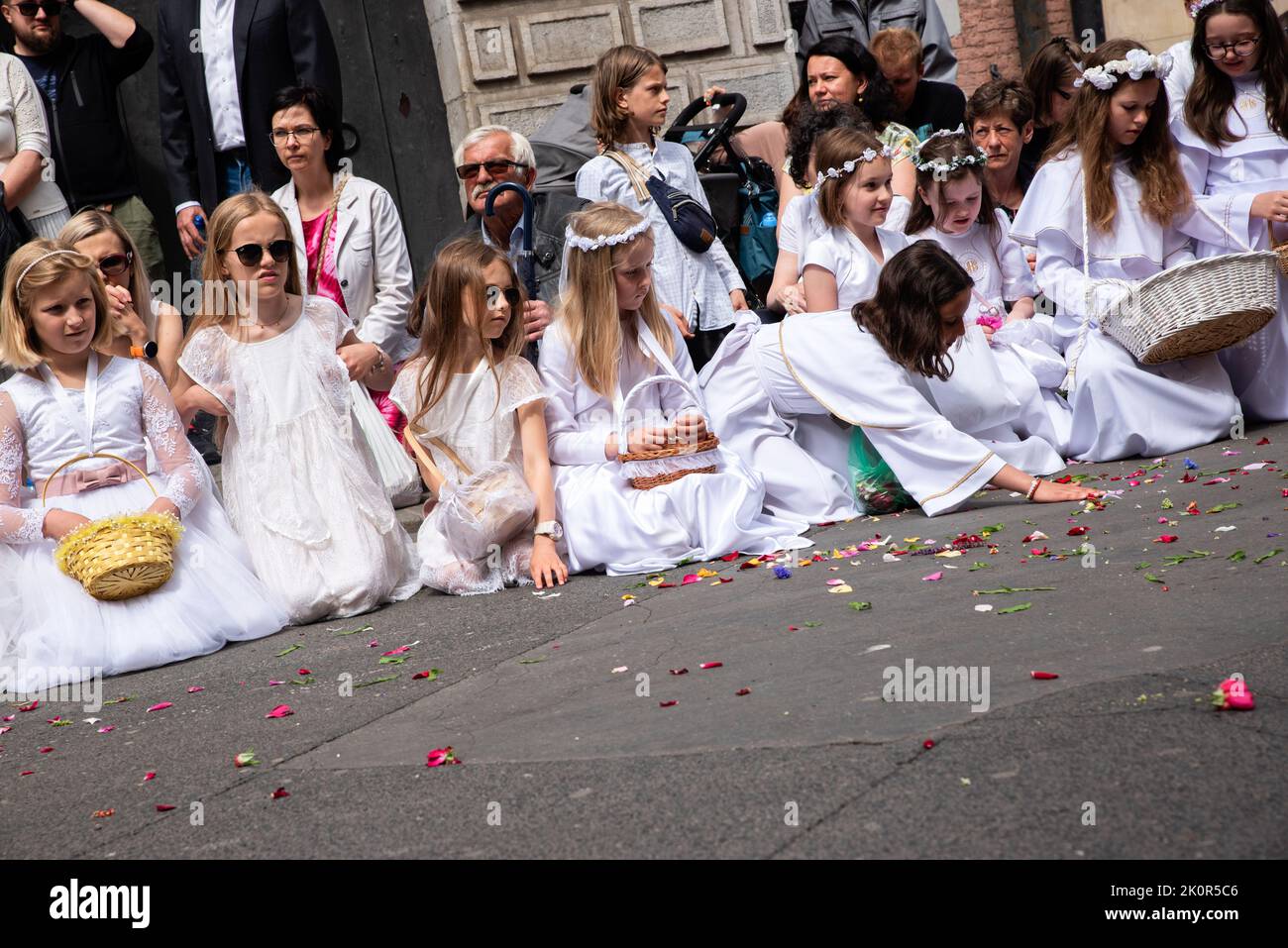 Durante la processione i bambini si sono vestiti di abiti bianchi. Corpus Christi - Celebrazione liturgica nella Chiesa cattolica in onore di Gesù Cristo nel Santissimo Sacramento. Una processione di credenti passò per le strade di Gda?sk. Foto Stock