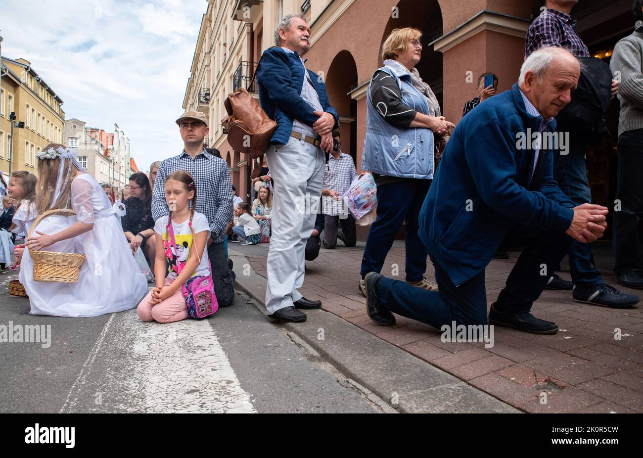 Si vedeva pregare all'altare successivo. Corpus Christi - Celebrazione liturgica nella Chiesa cattolica in onore di Gesù Cristo nel Santissimo Sacramento. Una processione di credenti passò per le strade di Gda?sk. Foto Stock