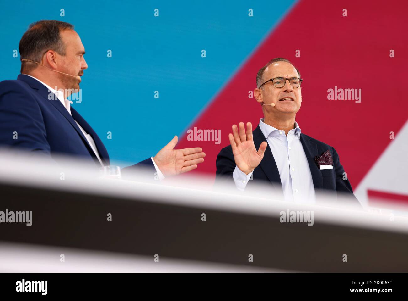 Colonia, Germania. 13th Set, 2022. (l-r) Hagen Rickmann, Managing Director Business Customers Telekom Germany, e Oliver Bäte, CEO Allianz se, parlano sul palco della conferenza Digital X di Deutsche Telekom a Colonia. Credit: Thomas Banneyer/dpa/Alamy Live News Foto Stock