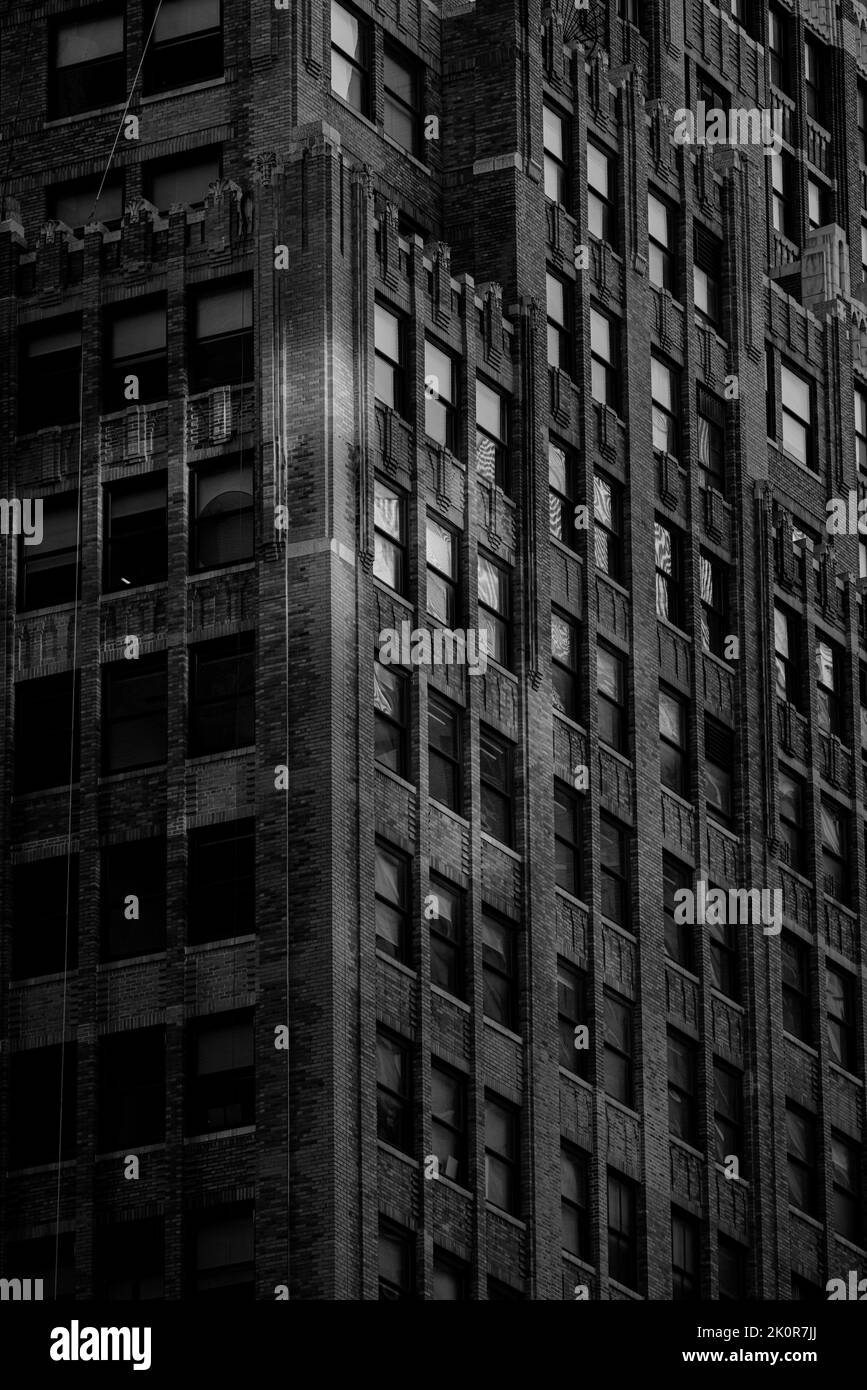 La luce del sole attraverso le nuvole si riflette su un edificio a New York City Foto Stock