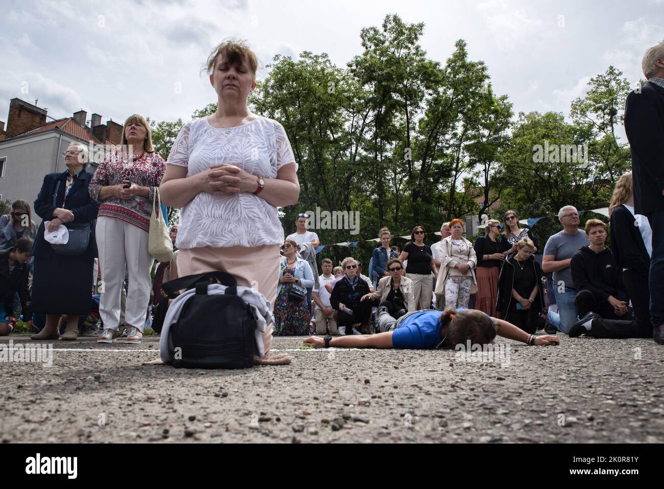 Danzica, Polonia. 12th luglio, 2021. La gente vedeva pregare davanti all'altare. Corpus Christi - Celebrazione liturgica nella Chiesa cattolica in onore di Gesù Cristo nel Santissimo Sacramento. Una processione di credenti passò per le strade di Gda?sk. (Credit Image: © Agnieszka Pazdykiewicz/SOPA Images via ZUMA Press Wire) Foto Stock