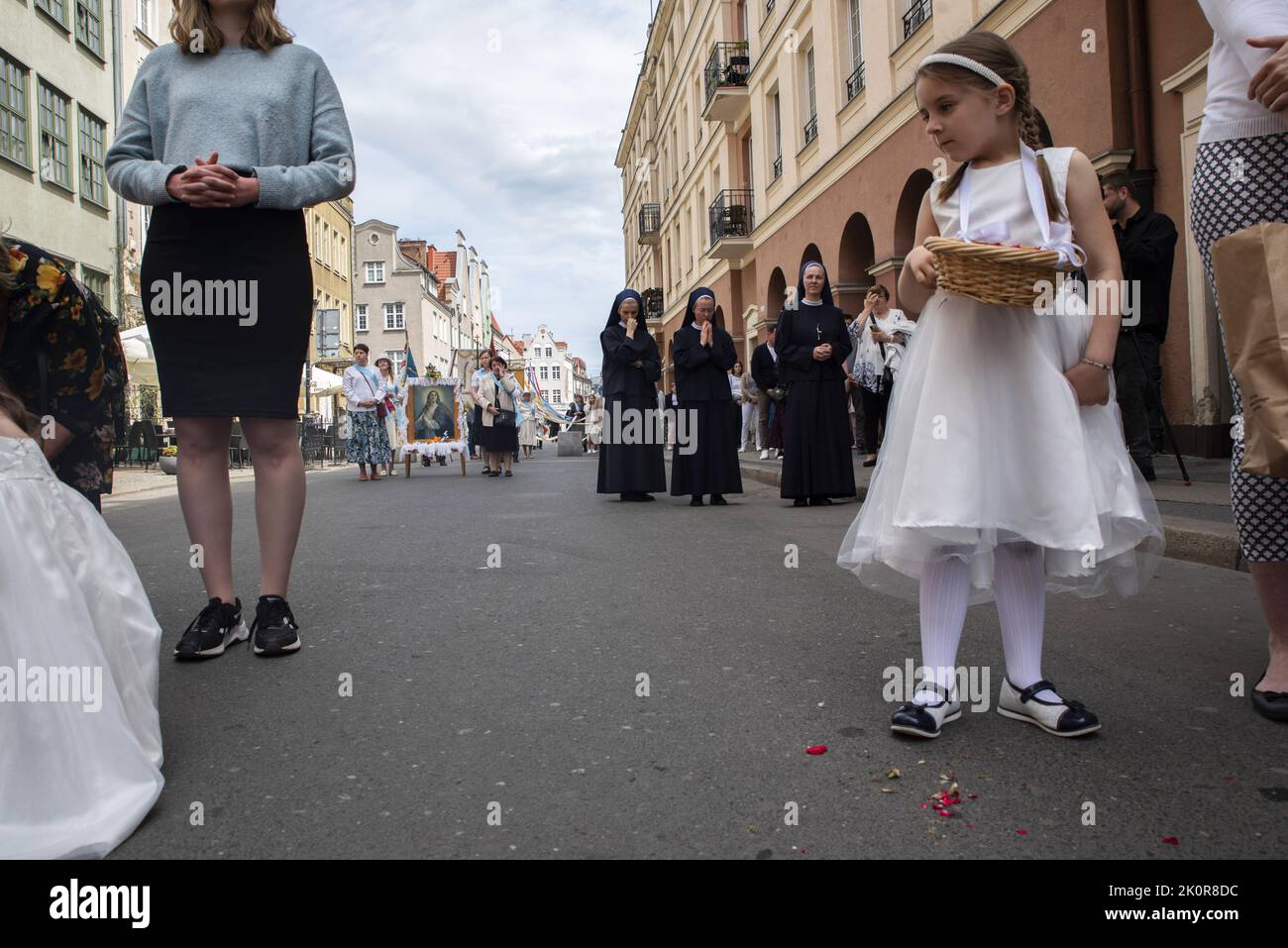 Danzica, Polonia. 12th luglio, 2021. Un bambino visto vestito in un vestito bianco durante la processione. Corpus Christi - Celebrazione liturgica nella Chiesa cattolica in onore di Gesù Cristo nel Santissimo Sacramento. Una processione di credenti passò per le strade di Gda?sk. (Credit Image: © Agnieszka Pazdykiewicz/SOPA Images via ZUMA Press Wire) Foto Stock