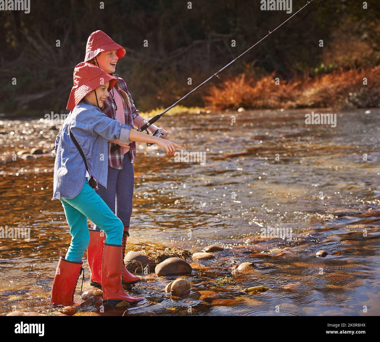 Le ragazze sono andate pesca. Due ragazze giovani che pescano da un fiume. Foto Stock