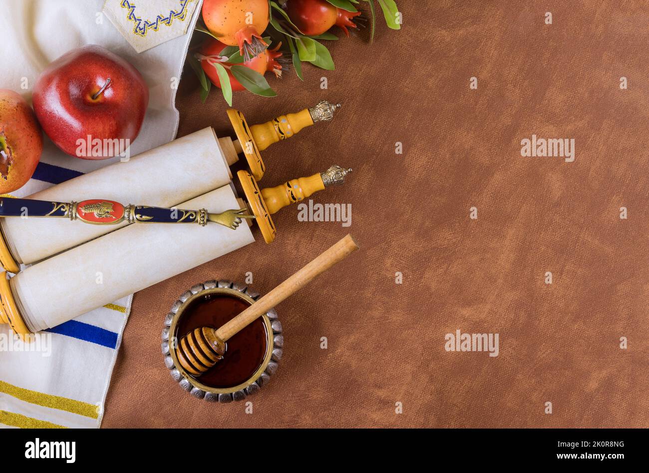 Ci sono quattro simboli tradizionali di Rosh Hashanah per la festa di Capodanno ebraica: Mele, miele, melograni e shofar. Foto Stock