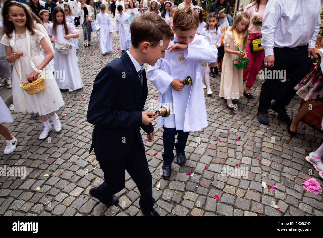 Danzica, Polonia. 12th luglio, 2021. I bambini si sono visti vestiti di bianco durante la processione. Corpus Christi - Celebrazione liturgica nella Chiesa cattolica in onore di Gesù Cristo nel Santissimo Sacramento. Una processione di credenti passò per le strade di Gda?sk. (Credit Image: © Agnieszka Pazdykiewicz/SOPA Images via ZUMA Press Wire) Foto Stock