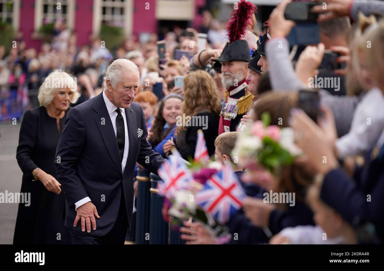 Re Carlo III e la regina Consort incontrano i wellwishers fuori del castello di Hillsborough, Co Down, dopo la morte della regina Elisabetta II il giovedì. Data immagine: Martedì 13 settembre 2022. Foto Stock