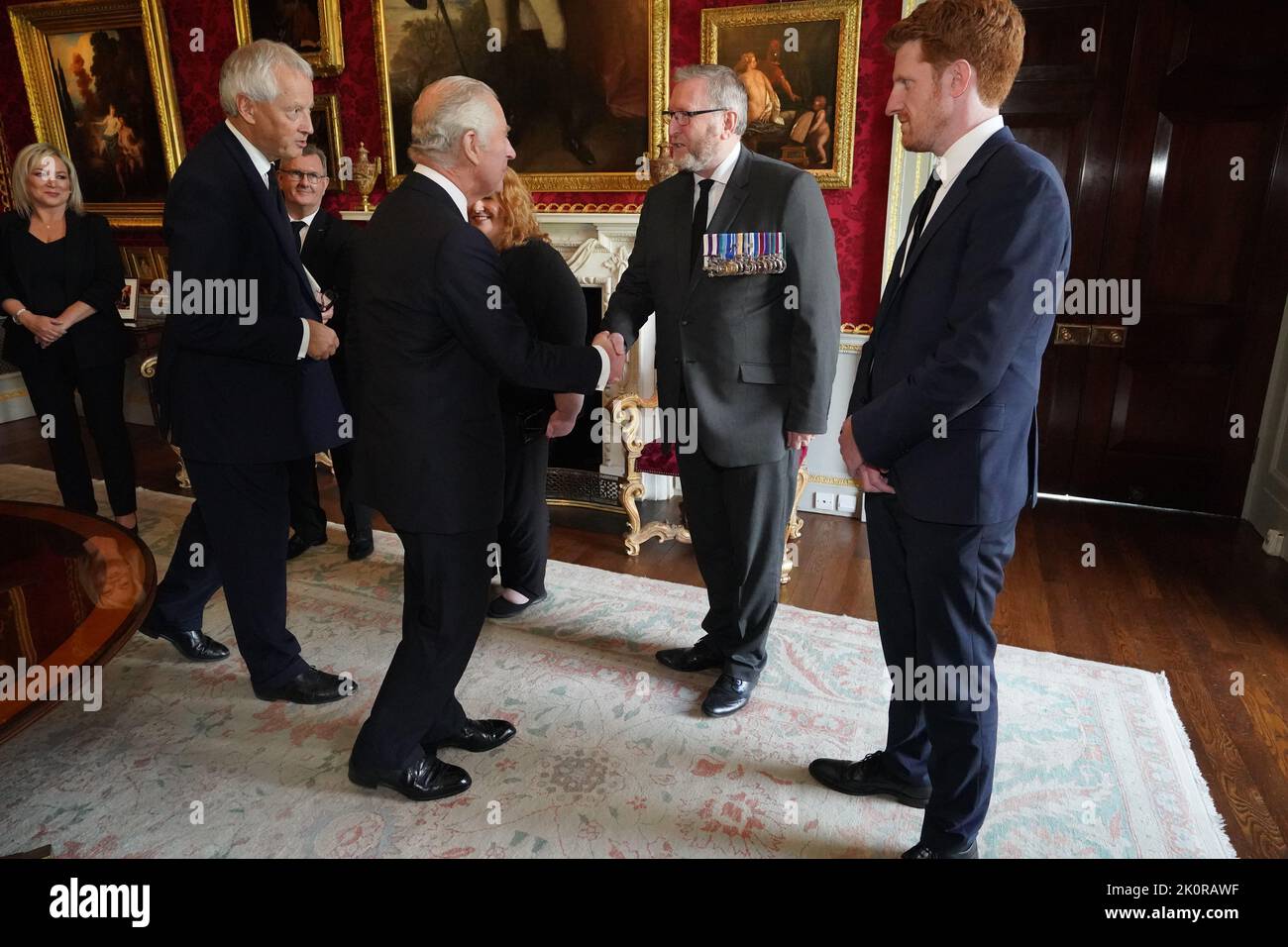 Re Carlo III stringe le mani con il leader dell'UUP Doug Beattie al castello di Hillsborough, Co Down. Data immagine: Martedì 13 settembre 2022. Foto Stock
