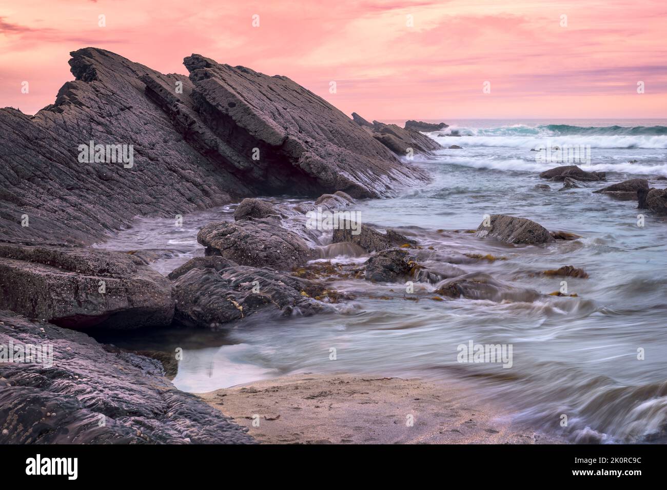 Situata sulla costa atlantica, la baia di Crackington Haven è circondata da spettacolari scogliere e ha un fenomeno geologico che prende il nome da essa; la C Foto Stock