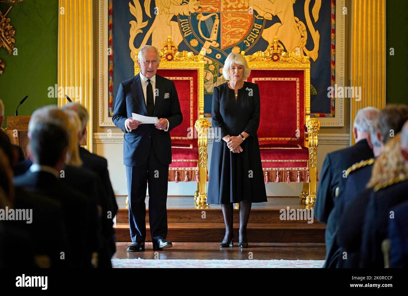 Re Carlo III, con la Regina Consort, intervenendo dopo aver ricevuto un messaggio di cordoglio da Alex Maskey, il Presidente dell'Assemblea dell'Irlanda del Nord, a Hillsborough Castle, Co Down, dopo la morte della Regina Elisabetta II, avvenuta giovedì. Data immagine: Martedì 13 settembre 2022. Foto Stock