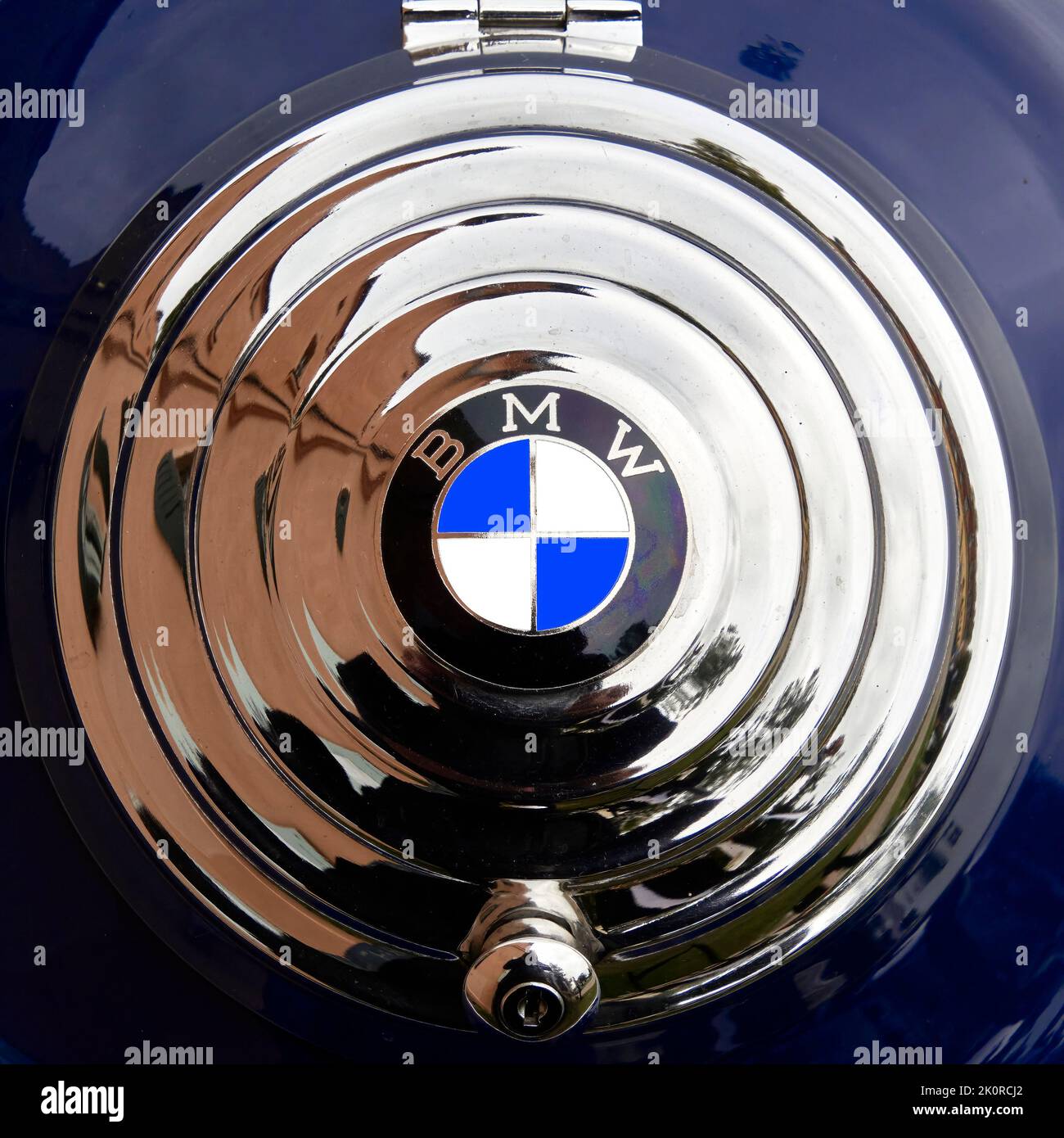 Logo BMW in blu e bianco sul copriruota di una vettura classica del costruttore bavarese di Lehnin, Germania, 11 settembre 2022 Foto Stock