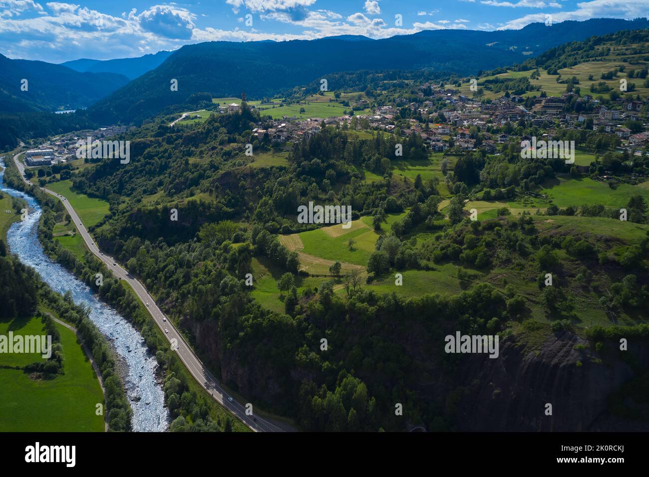 veduta aerea della città di cavalese con il fiume avisio in trentino Foto Stock