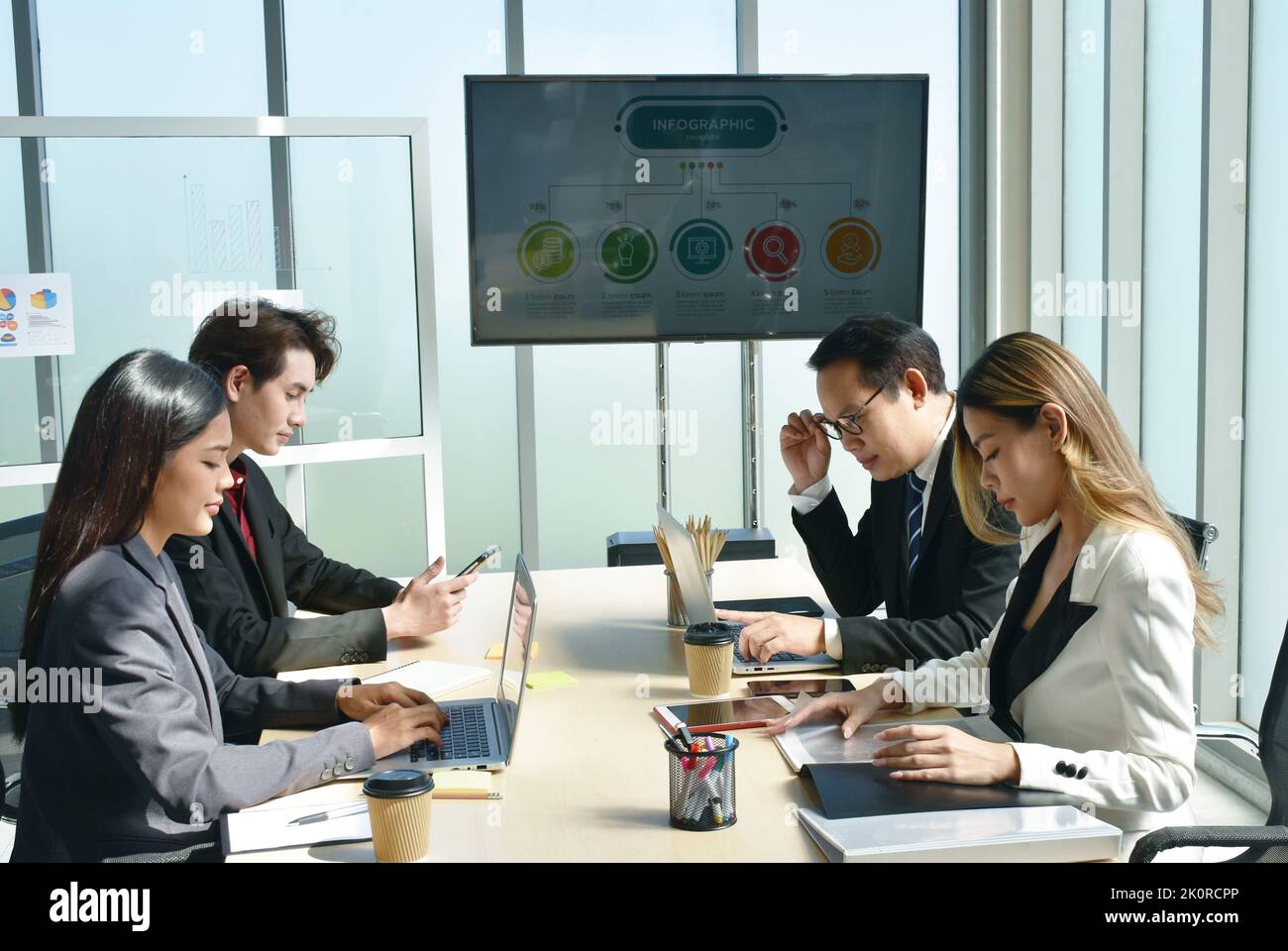 Uomo e donna d'affari asiatici che si incontrano e disusano il lavoro in sala ufficio Foto Stock