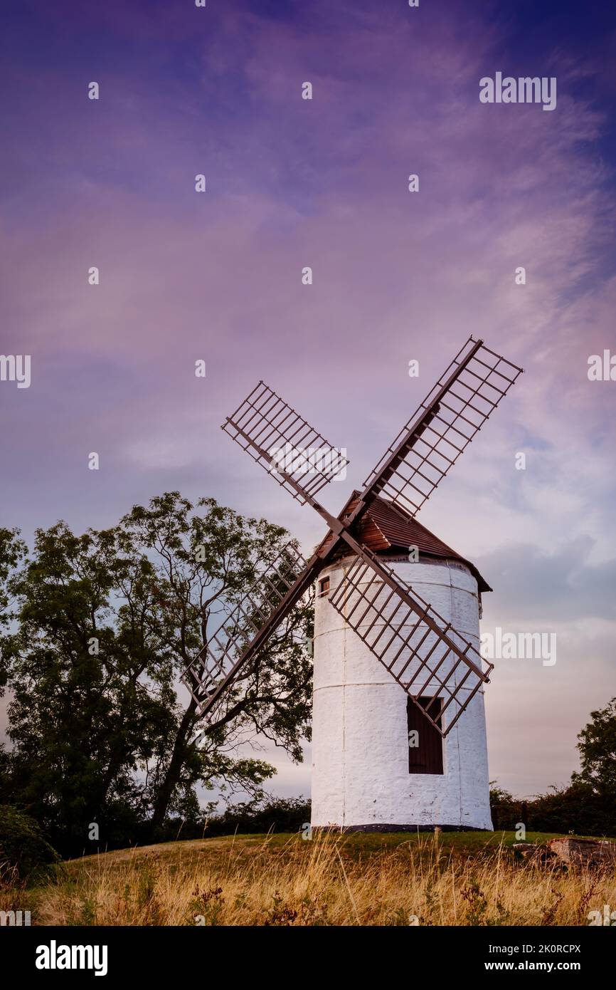 Ashton mulino a vento contro un cielo spiondo, con toni viola, Somerset, Regno Unito Foto Stock