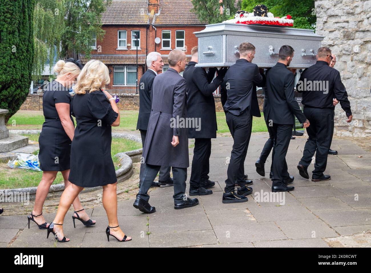 Prittlewell, Southend on Sea, Essex, Regno Unito. 13th Set, 2022. Un servizio funerario ha avuto luogo nella chiesa parrocchiale di S. Maria, nel quartiere Prittlewell di Southend on Sea, per Archie Battersbee. Il ragazzo di 12 anni è morto dopo che il suo sostegno alla vita è stato spento dopo mesi di battaglie legali da parte della famiglia nel tentativo di continuare il trattamento. È stato trovato inconscio e successivamente considerato per avere subito la morte del cervello in aprile, ma la sua famiglia ha chiesto a vari tribunali per prolungare il trattamento fino alla decisione legale di rimuovere il sostegno alla vita in agosto. Processione funebre Foto Stock