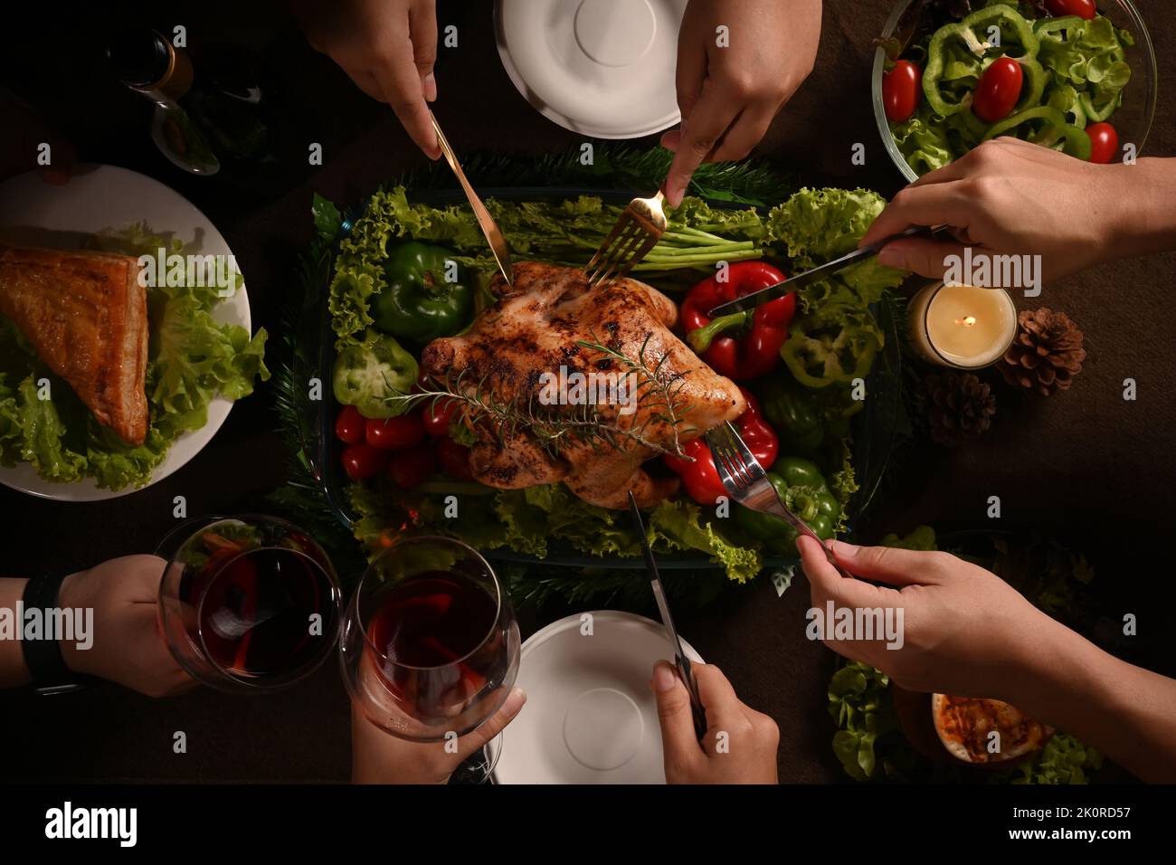 Dall'alto gruppo di amici o famiglia si godono mangiare tacchino arrosto, il giorno del Ringraziamento pasto insieme. Celebrazione, vacanze e Natale concetto Foto Stock