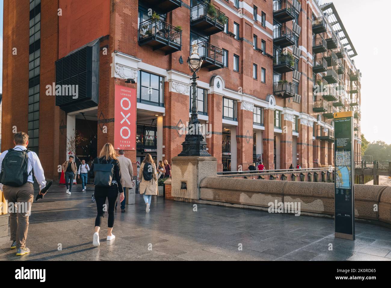 Londra, Regno Unito - 8 settembre 2022: Vista di Oxo Tower Wharf, una premiata destinazione di design punto di riferimento situato sulla South Bank di Londra, persone a piedi Foto Stock