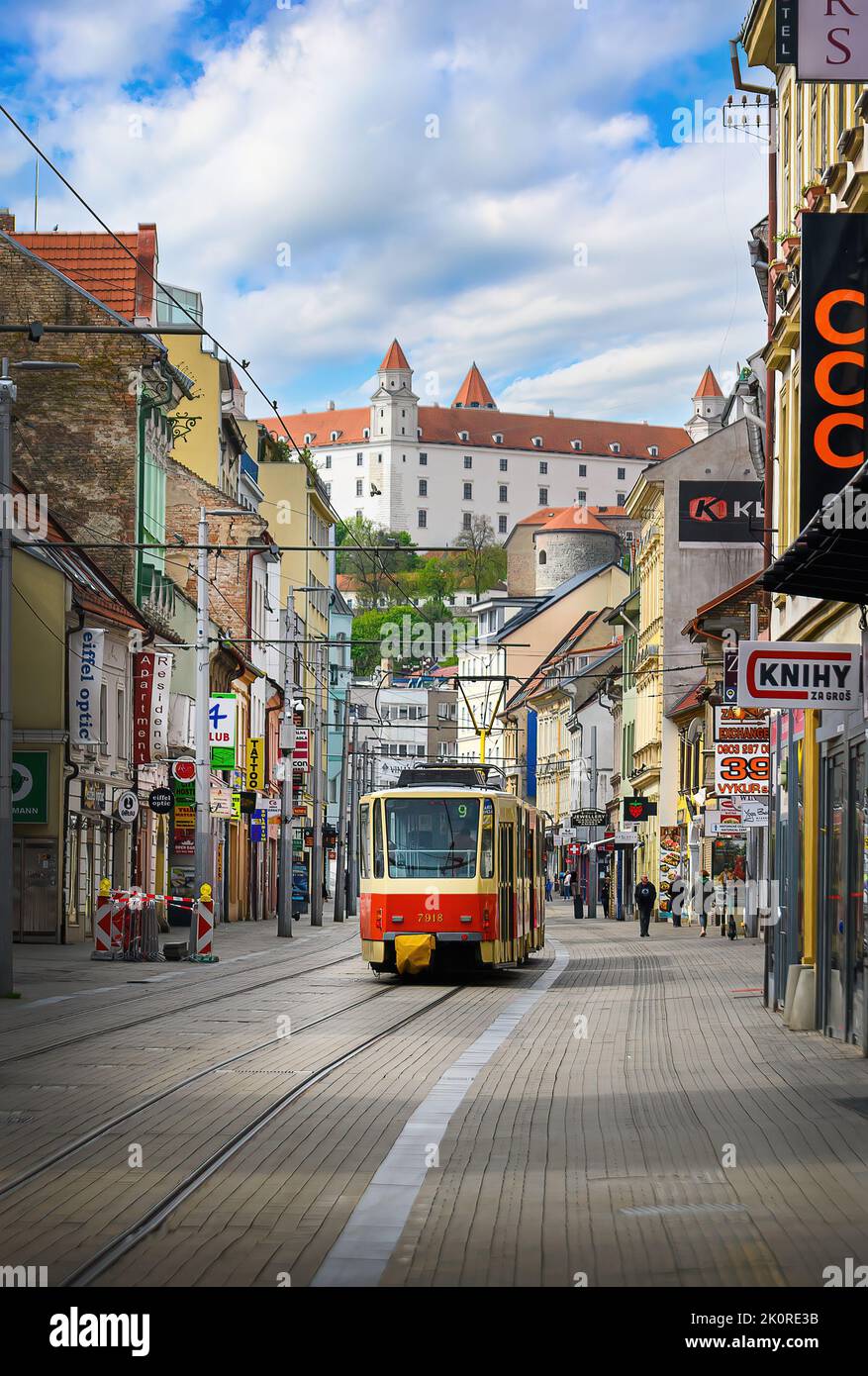 Bratislava, Slovacchia. Vecchio tram rosso di fronte al castello di Bratislava Foto Stock
