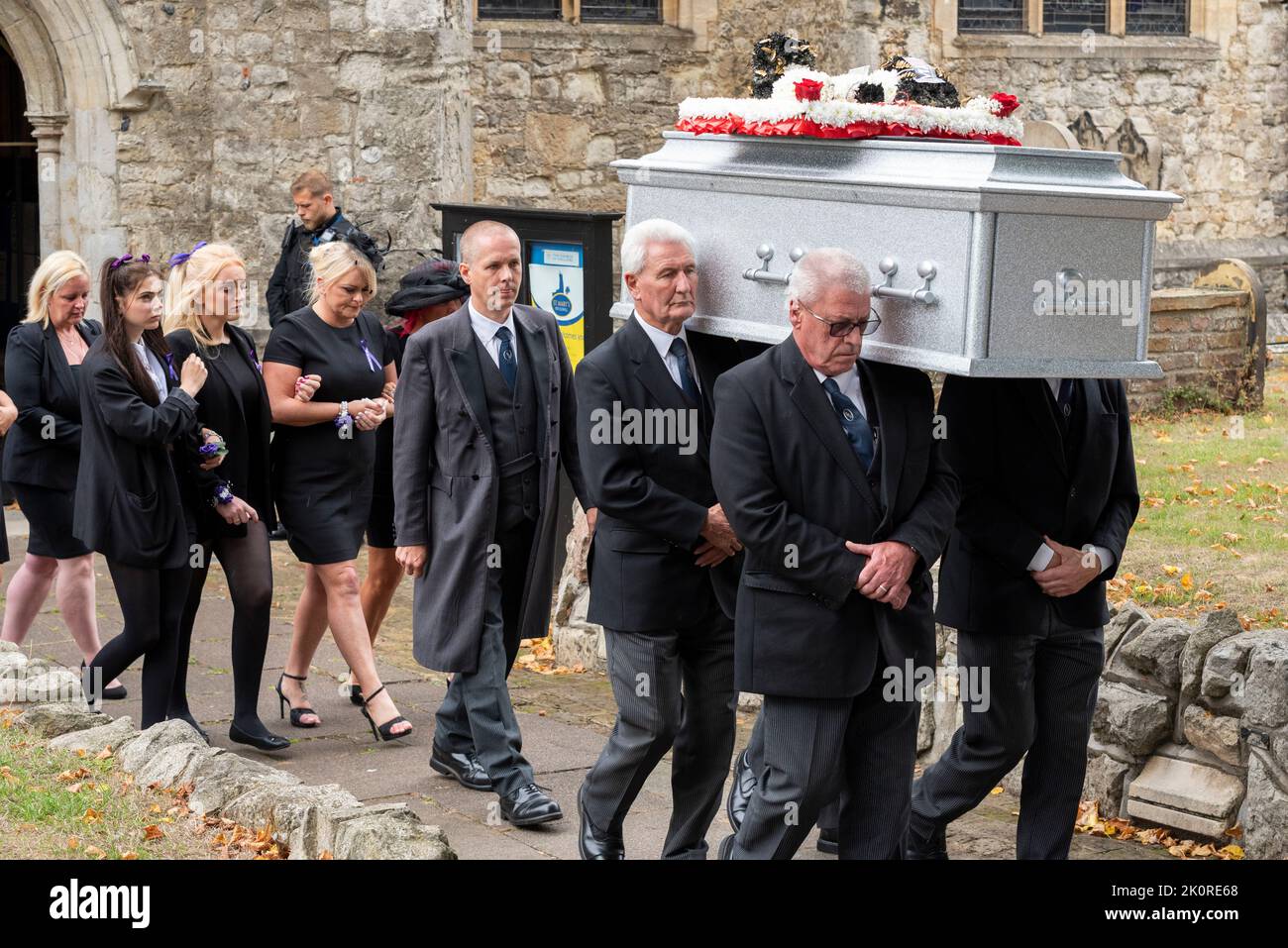 Prittlewell, Southend on Sea, Essex, Regno Unito. 13th Set, 2022. Un servizio funerario ha avuto luogo nella chiesa parrocchiale di S. Maria, nel quartiere Prittlewell di Southend on Sea, per Archie Battersbee. Il ragazzo di 12 anni è morto dopo che il suo sostegno alla vita è stato spento dopo mesi di battaglie legali da parte della famiglia nel tentativo di continuare il trattamento. È stato trovato inconscio e successivamente considerato per avere subito la morte del cervello in aprile, ma la sua famiglia ha chiesto a vari tribunali per prolungare il trattamento fino alla decisione legale di rimuovere il sostegno alla vita in agosto. Pallbearers e famiglia Foto Stock