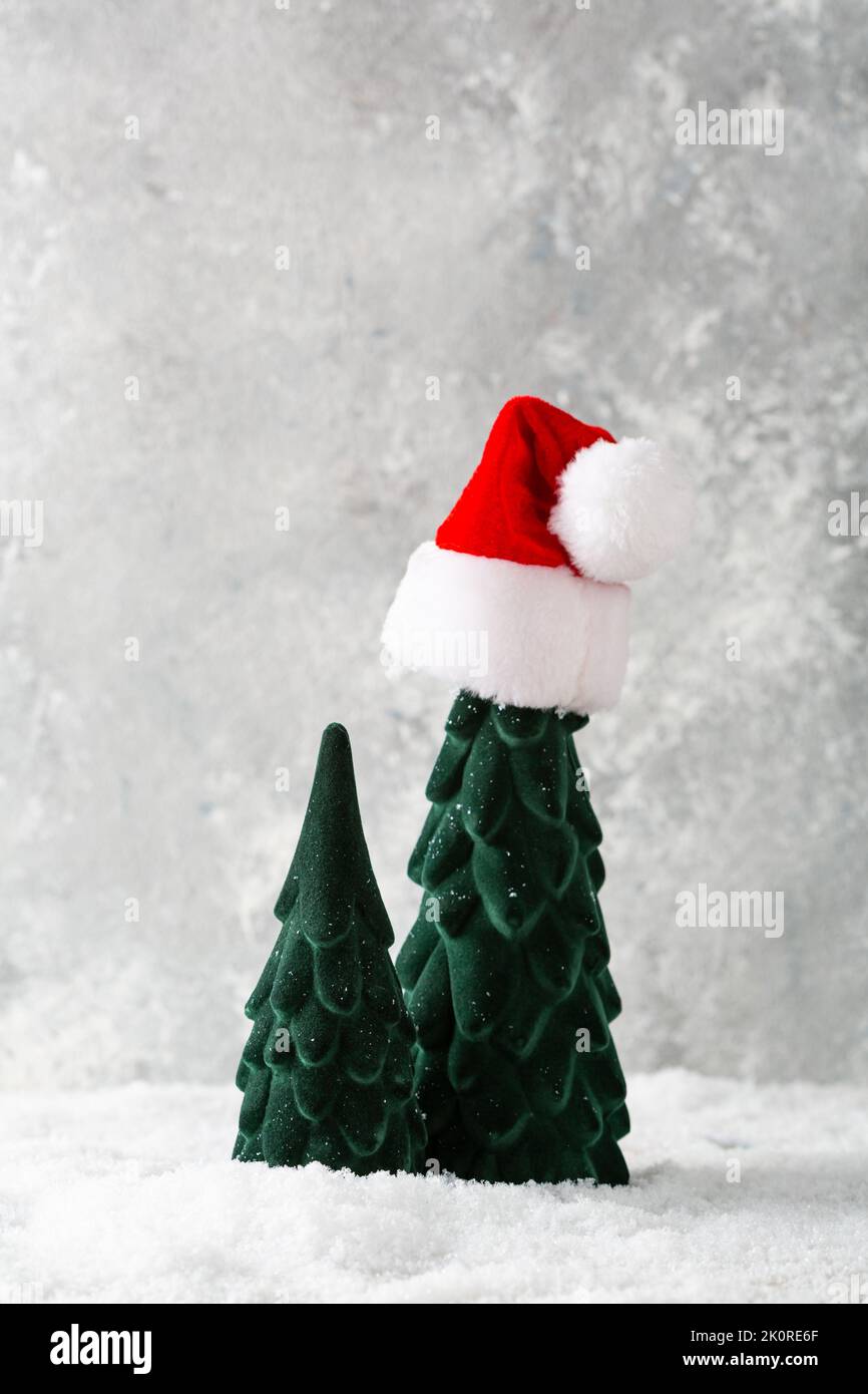 Due festive albero di Natale e berretto rosso vacanza concetto Foto Stock