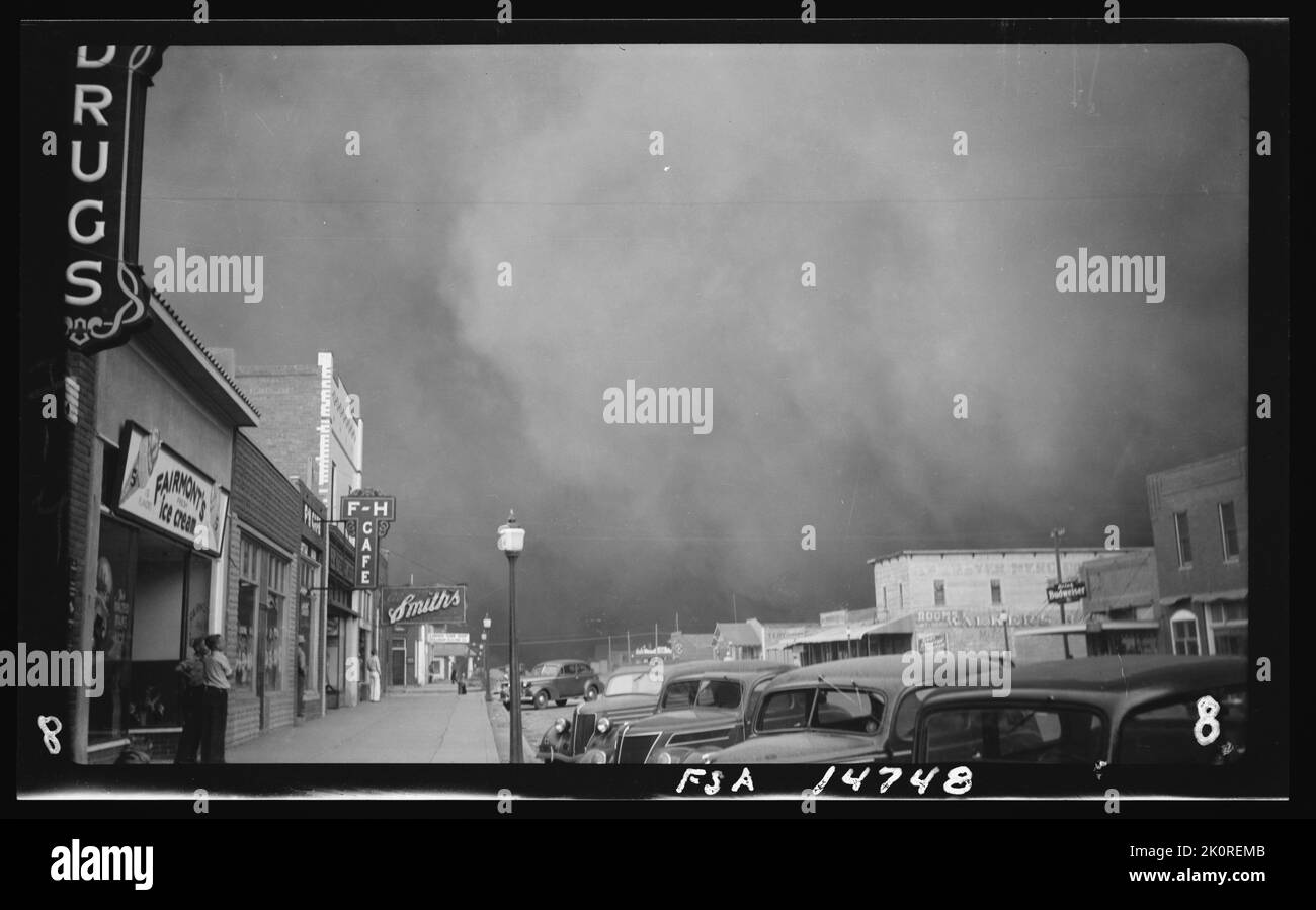Uomini in piedi sul marciapiede guardando la tempesta di polvere approccio, Elkhart, KS, 5/21/1937. Foto Stock