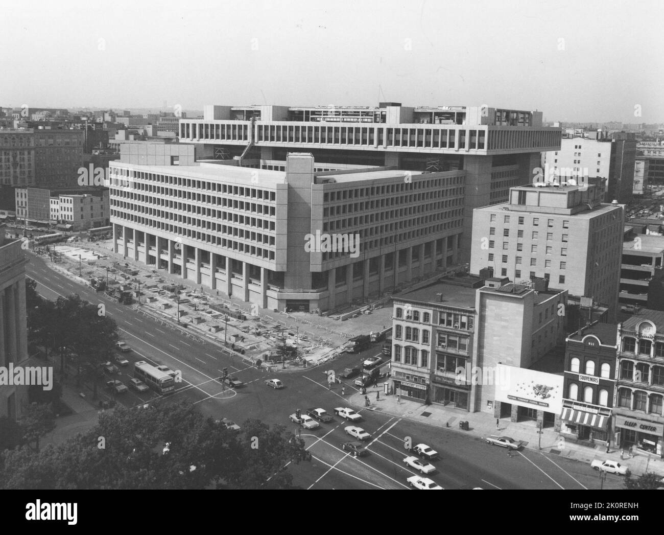Vista sopraelevata del J Edgar Hoover Building sulla Pennsylvania Avenue come si vede dal tetto del National Archives Building. L'edificio, una volta completato, è stato progettato per ospitare i 7500 dipendenti dell'FBI, Washington, DC, circa 1974. (Foto di United States Information Agency) Foto Stock