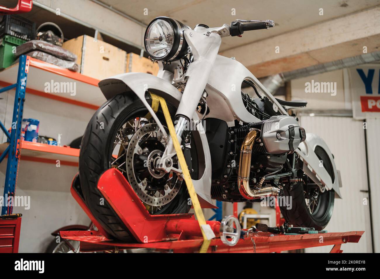 Fissaggio motocicletta personalizzata in piedi in officina. Strumenti e attrezzature. Hobby e lavori unici Foto Stock