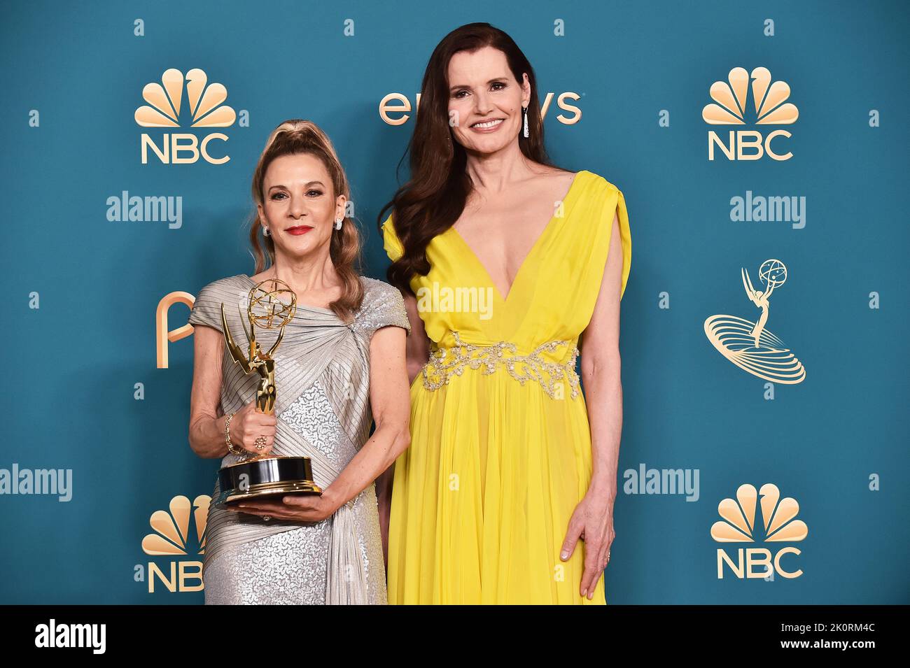 Los Angeles, Stati Uniti. 12th Set, 2022. Madeline di Nonno, a sinistra, e Geena Davis si presentano con il premio Governors Award per conto del Geena Davis Institute on Gender in Media durante gli Emmy Awards 74th di lunedì 12 settembre 2022 presso l'Event Deck del Microsoft Theater di Los Angeles. (Foto di Lisa o'Connor/Invision for the Television Academy/AP Images via Credit: Sipa USA/Alamy Live News Foto Stock