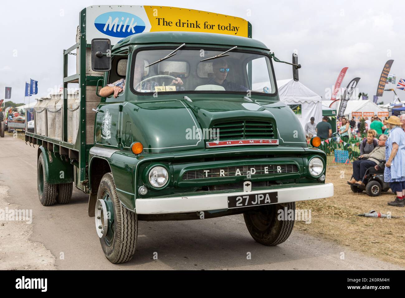 27 JPA, Ford Thames Trader, Milk Trider, Dorset County Show 2022, Dorset, Regno Unito Foto Stock