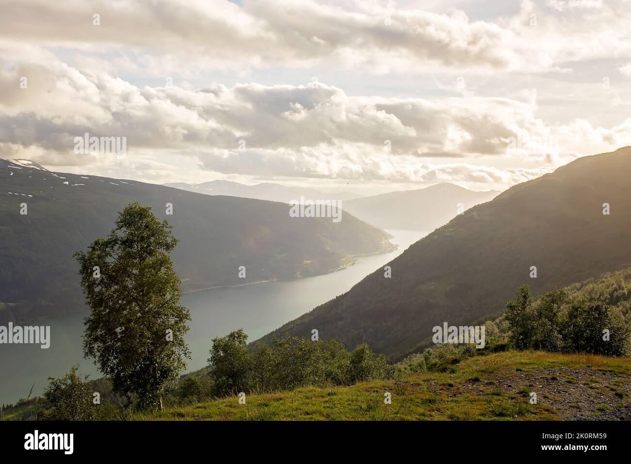 Splendida vista sulla natura dal monte Hoven, splendido panorama sul Nordfjord dallo skylift di Loen Foto Stock