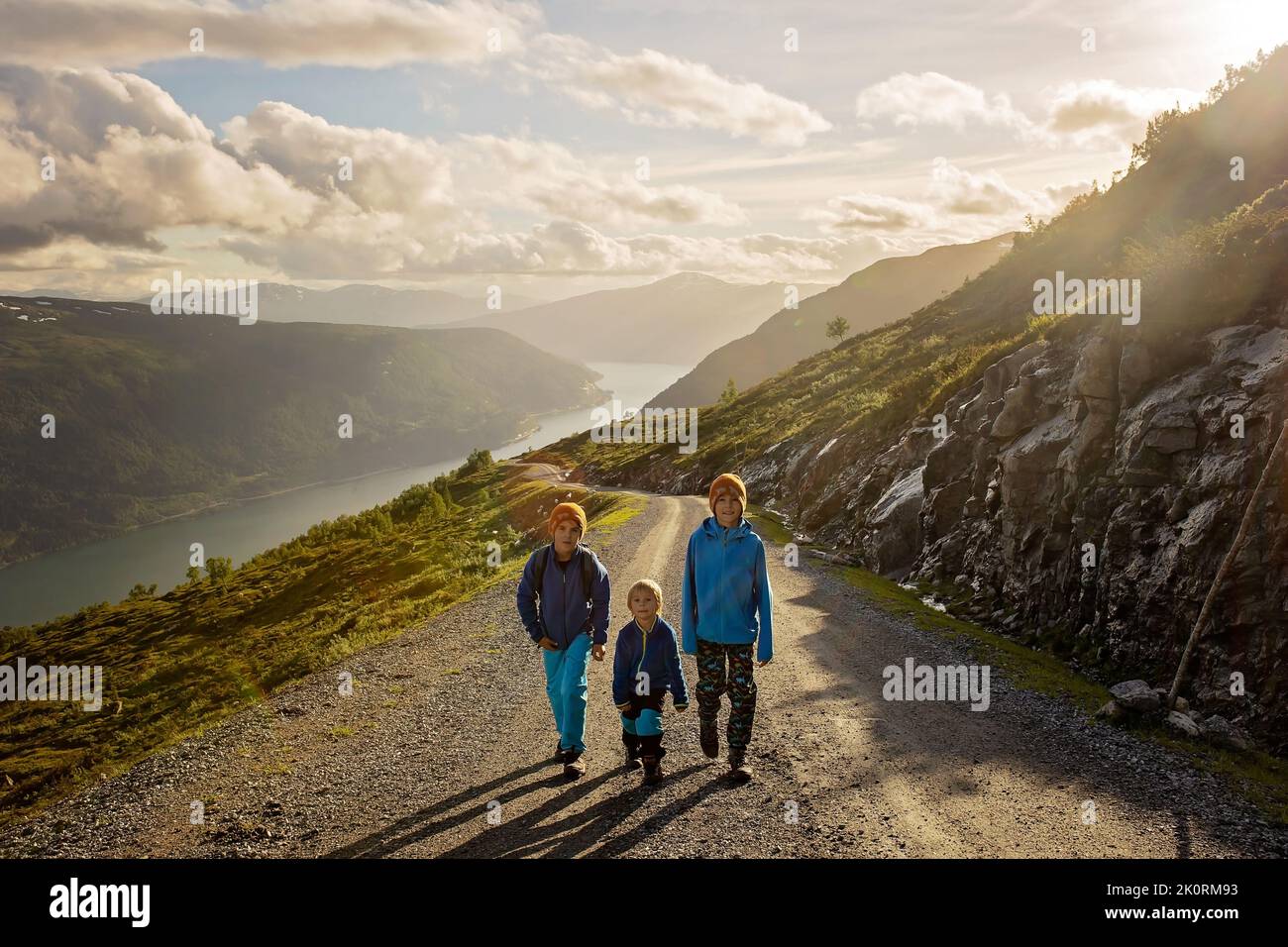 Persone, adulti con bambini e cane da compagnia, escursioni sul monte Hoven, godendo della splendida vista sul Nordfjord dallo skylift di Loen Foto Stock