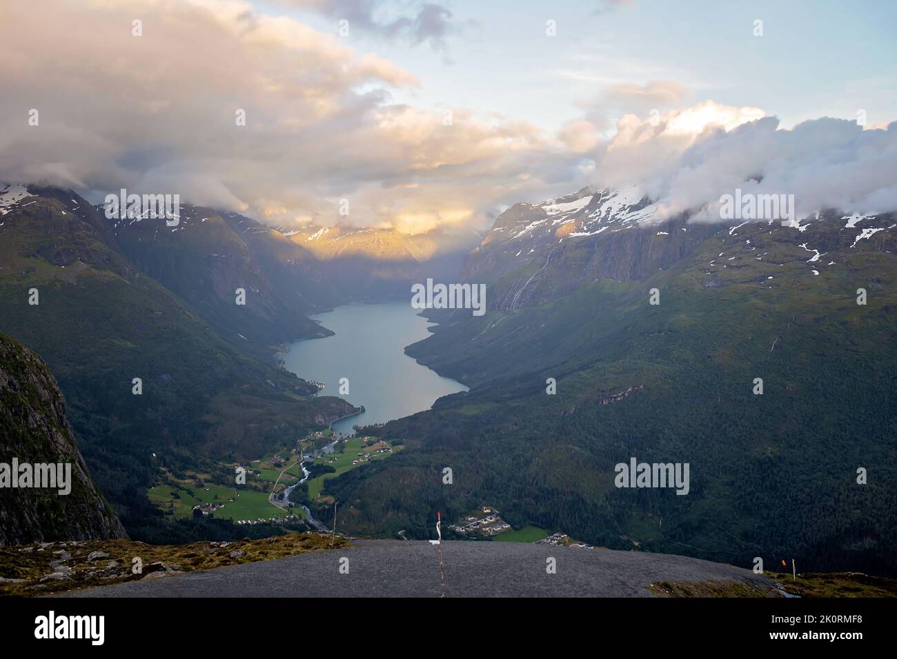 Splendida vista sulla natura dal monte Hoven, splendido panorama sul Nordfjord dallo skylift di Loen Foto Stock