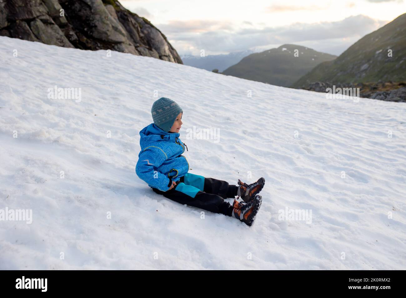 Bambino, ragazzo, godere della neve sul monte Hoven, splendida vista sul Nordfjord dal lucernario di Loen Foto Stock