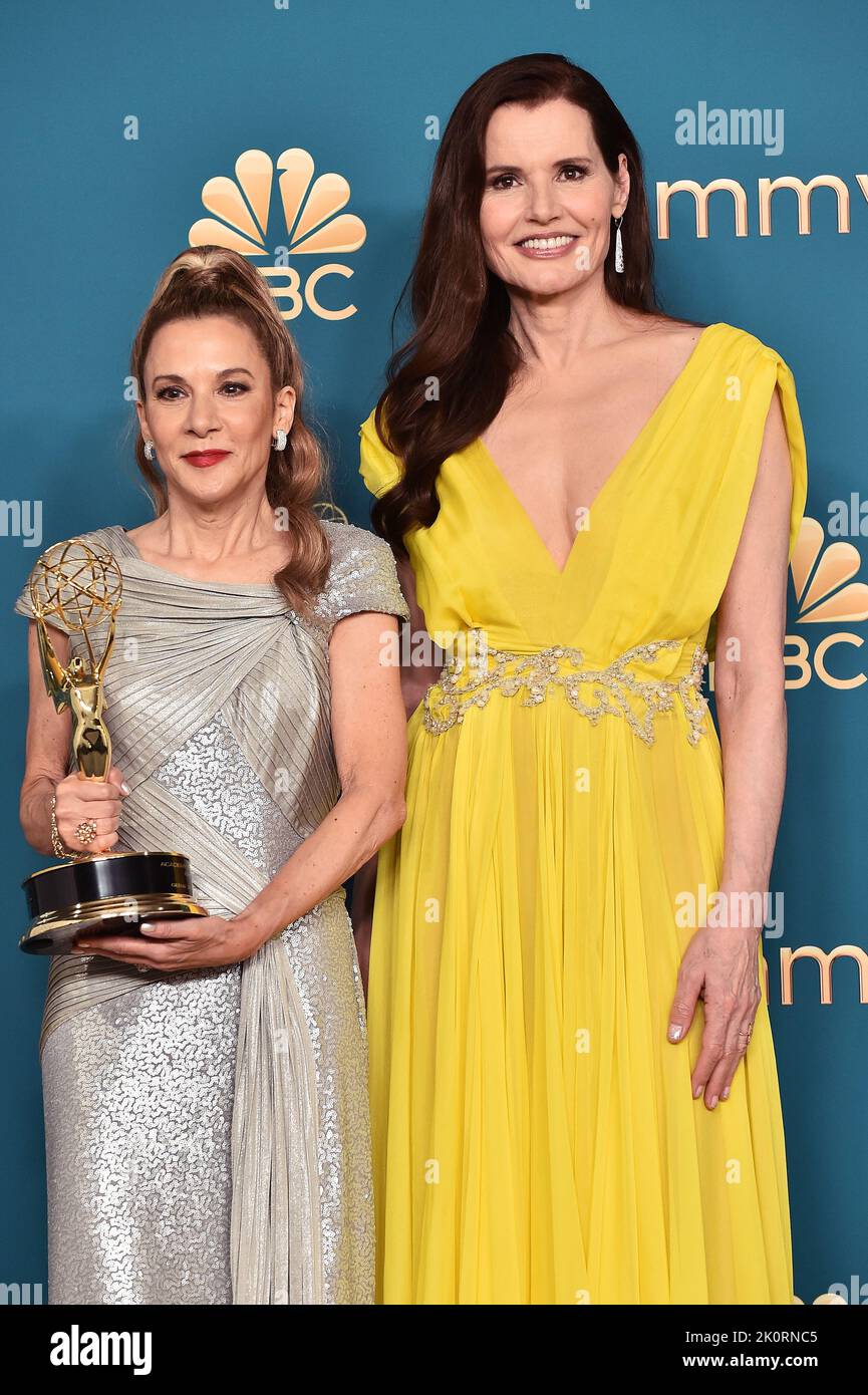 Los Angeles, Stati Uniti. 12th Set, 2022. Madeline di Nonno, a sinistra, e Geena Davis si presentano con il premio Governors Award per conto del Geena Davis Institute on Gender in Media durante gli Emmy Awards 74th di lunedì 12 settembre 2022 presso l'Event Deck del Microsoft Theater di Los Angeles. (Foto di Lisa o'Connor/Invision for the Television Academy/AP Images via Credit: Sipa USA/Alamy Live News Foto Stock