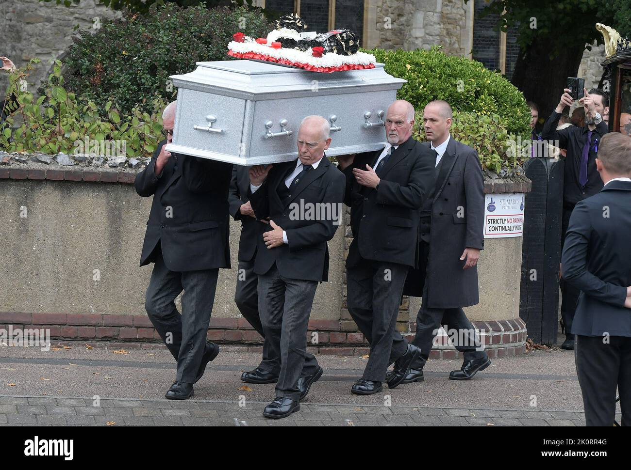 Southend-on-Sea Essex, Regno Unito. 13th Set, 2022. Le funerali di Archie Battersbee di 12 anni presso la chiesa di St Mary a Prittlewell Southend-on-Sea Essex. Archie è stato trovato inconscio a casa il 7 aprile 2022 a casa da sua madre e il suo sostegno alla vita è stato disattivato il 6 agosto 2022 presso il Royal London Hospital di Whitechapel est di Londra dopo una lunga battaglia legale. Credit: MARTIN DALTON/Alamy Live News Foto Stock