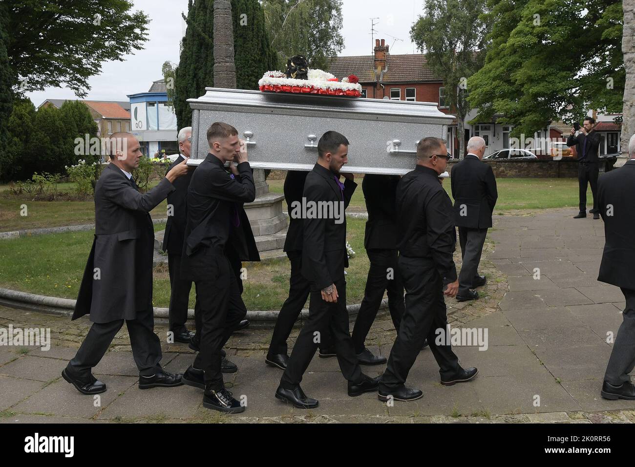Southend-on-Sea Essex, Regno Unito. 13th Set, 2022. Le funerali di Archie Battersbee di 12 anni presso la chiesa di St Mary a Prittlewell Southend-on-Sea Essex. Archie è stato trovato inconscio a casa il 7 aprile 2022 a casa da sua madre e il suo sostegno alla vita è stato disattivato il 6 agosto 2022 presso il Royal London Hospital di Whitechapel est di Londra dopo una lunga battaglia legale. Credit: MARTIN DALTON/Alamy Live News Foto Stock